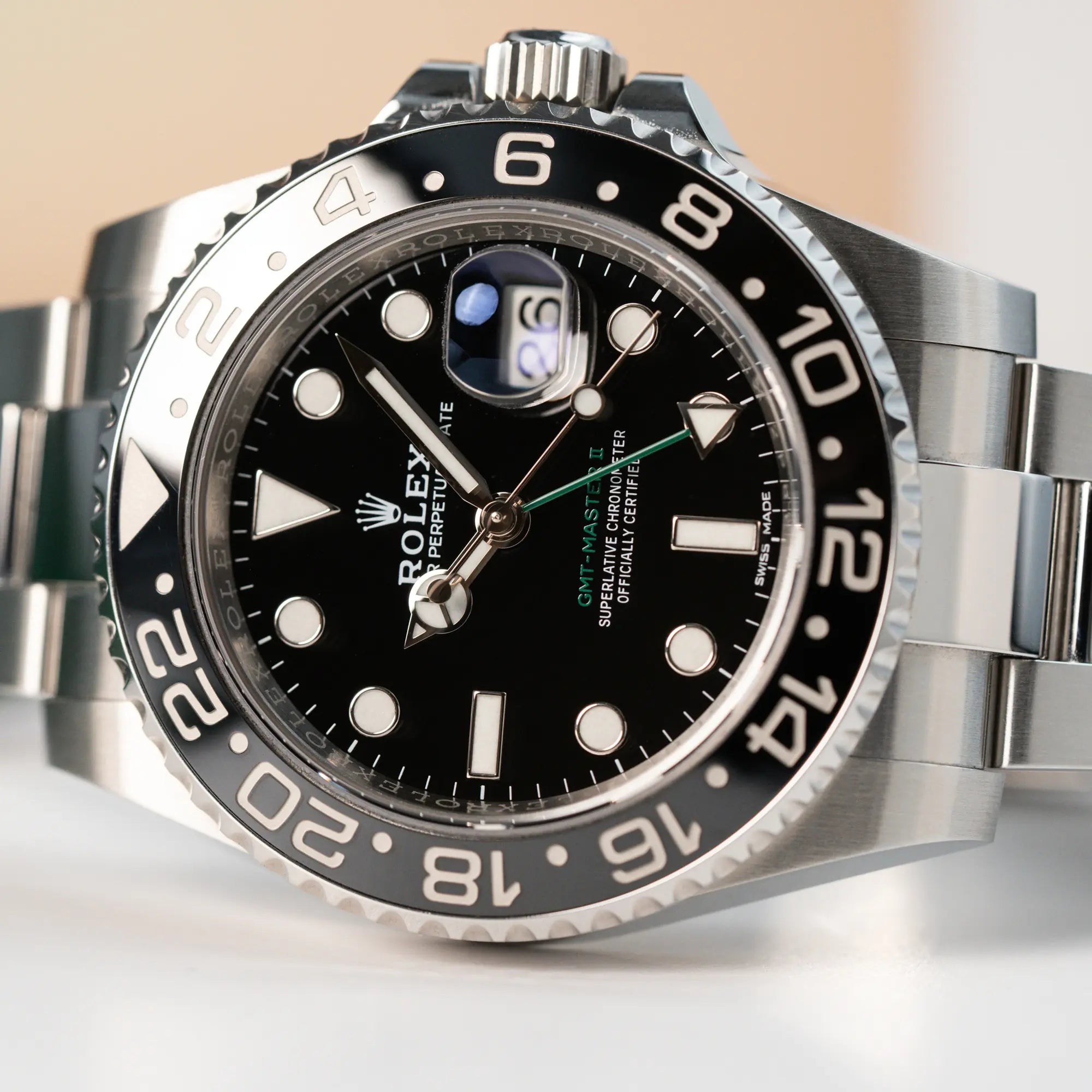 Detailaufnahme der liegenden Rolex GMT Master 2 in Schwarz mit der Keramik-Lünette in einem neuwertigen Zustand