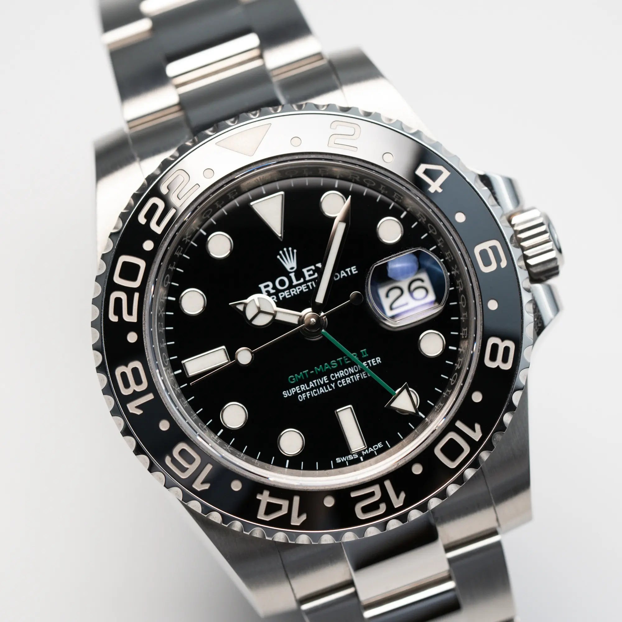 Detailaufnahme mit frontalem Blick auf die Rolex GMT Master 2 in Schwarz mit der Keramik-Lünette in einem neuwertigen Zustand