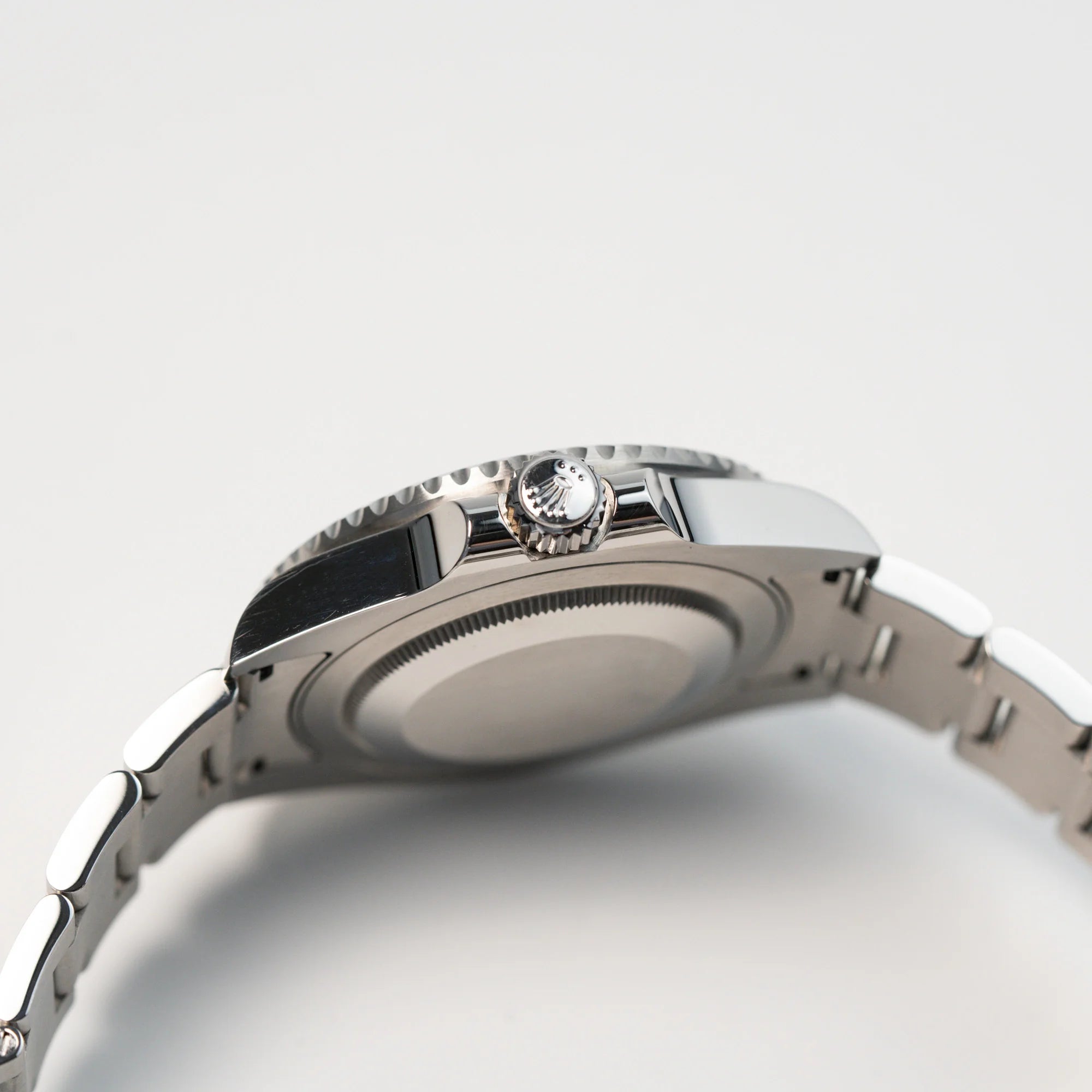 Seitliches Gehäuse (mit Blick auf die Krone) der Rolex GMT Master 2 in Schwarz