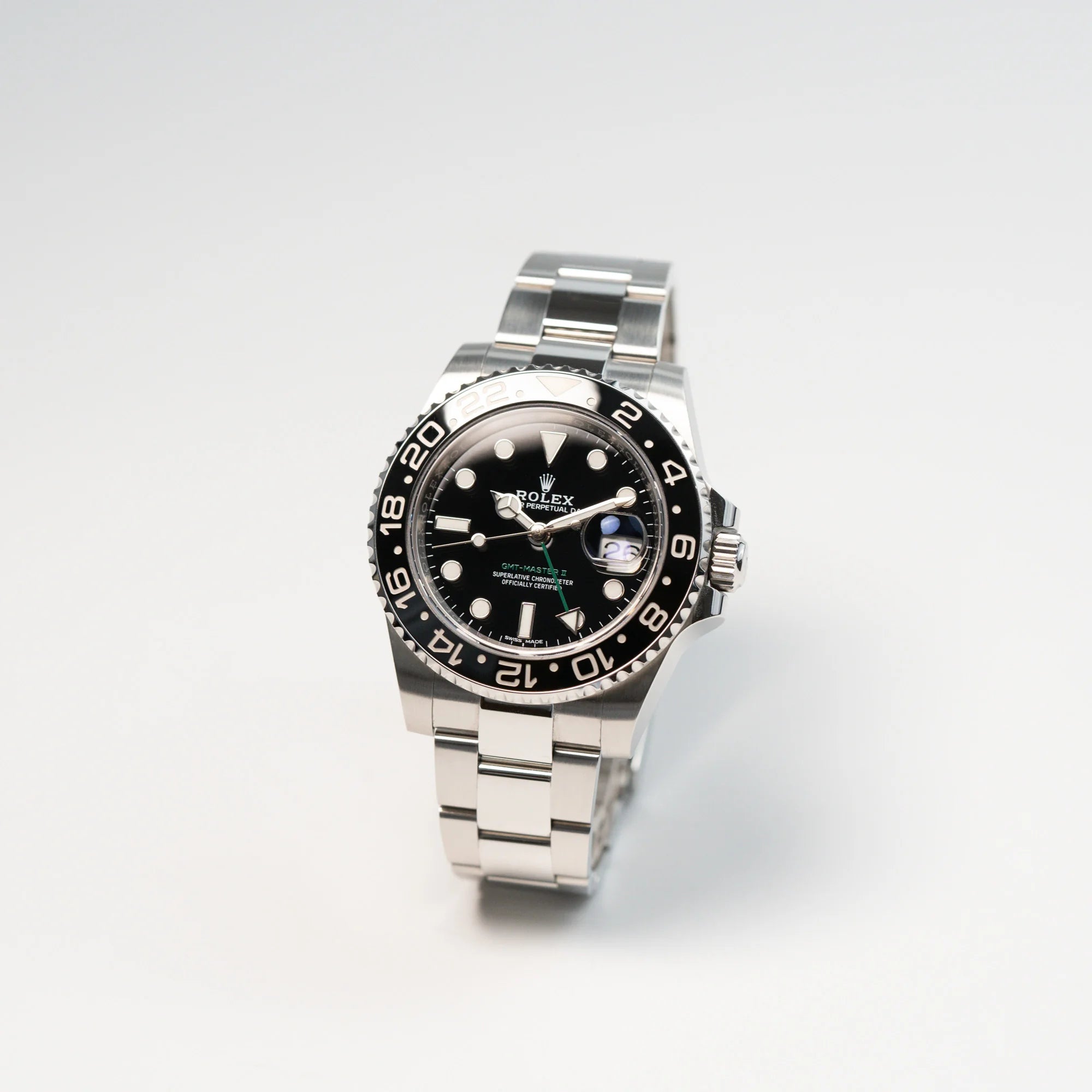 Leicht schräge Ansicht der Rolex GMT Master 2 in Schwarz mit der Keramik-Lünette in einem neuwertigen Zustand