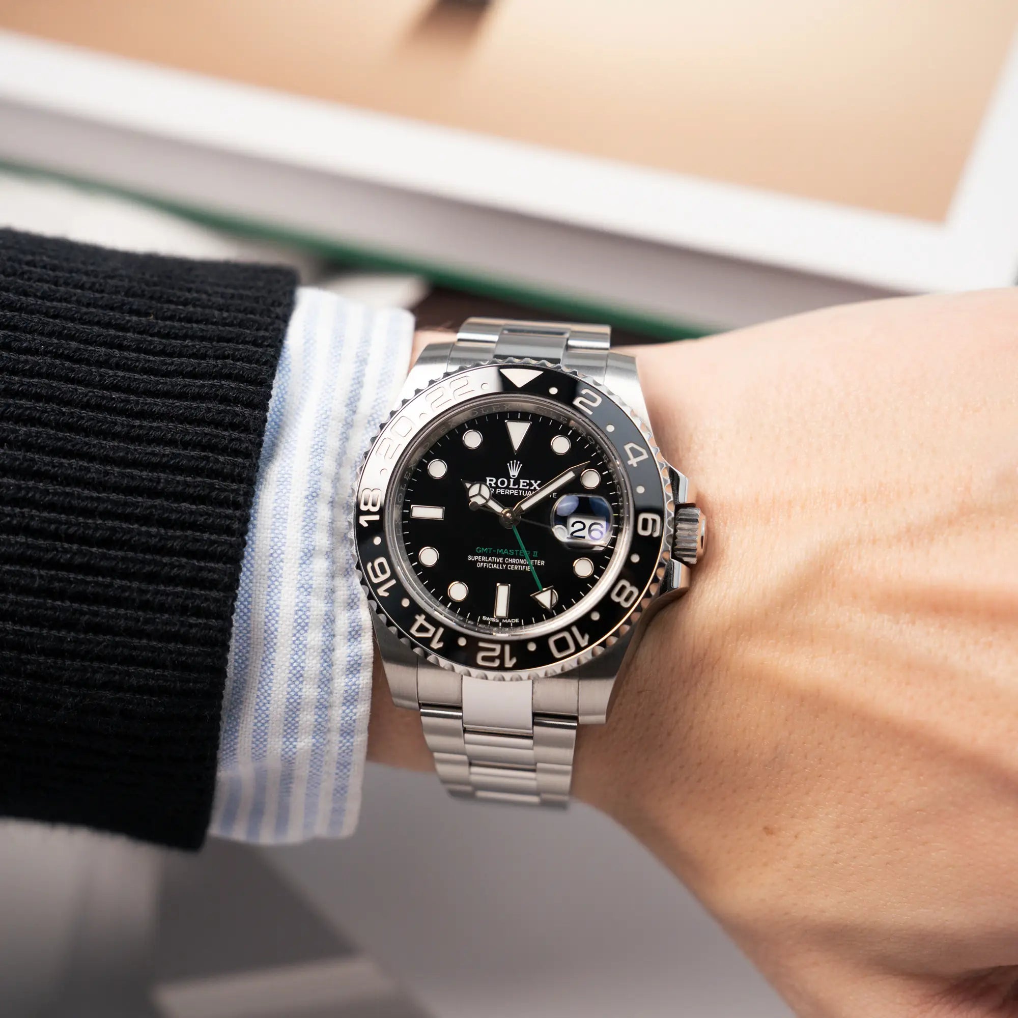 Mann trägt die Rolex GMT Master 2 in Schwarz (mit der Keramik-Lünette) an seinem Handgelenk