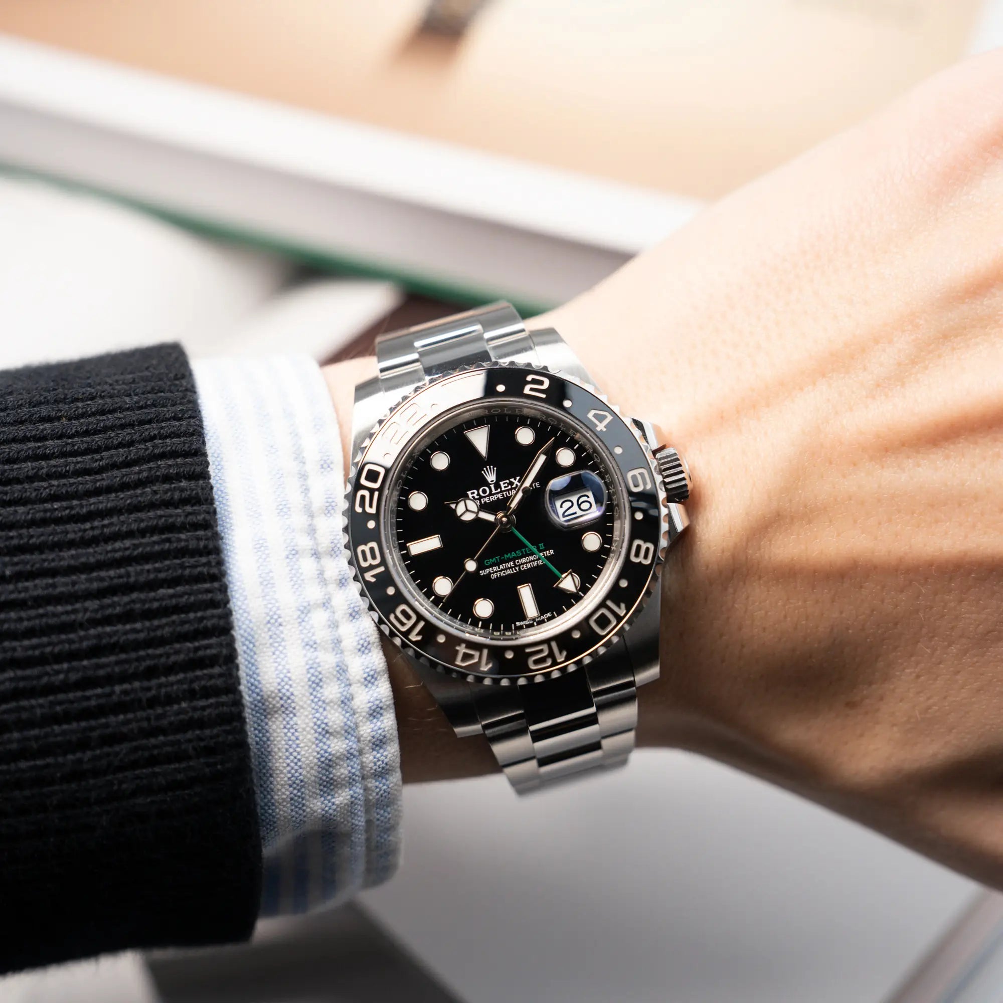 Wristhsot mit der Rolex GMT Master 2 in Schwarz mit der Keramik-Lünette in einem neuwertigen Zustand