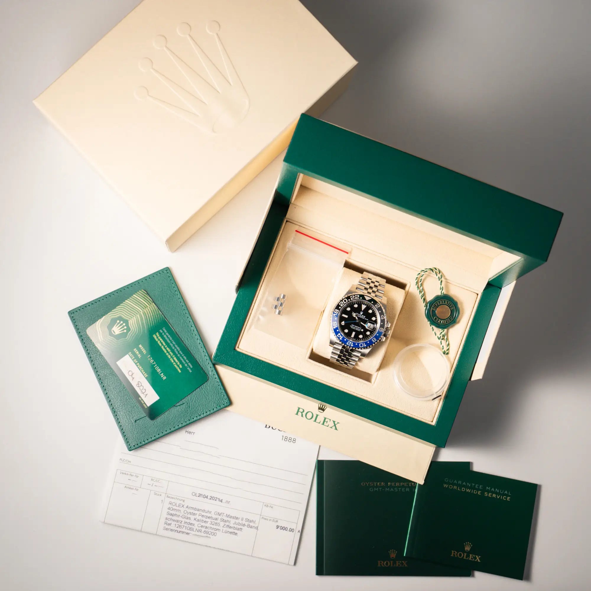 Rolex GMT-Master II Batgirl der Referenz 126710BLNR mit blau schwarzer Lünette am Jubilee-Armband zusammen mit dem Full-Set Lieferumfang