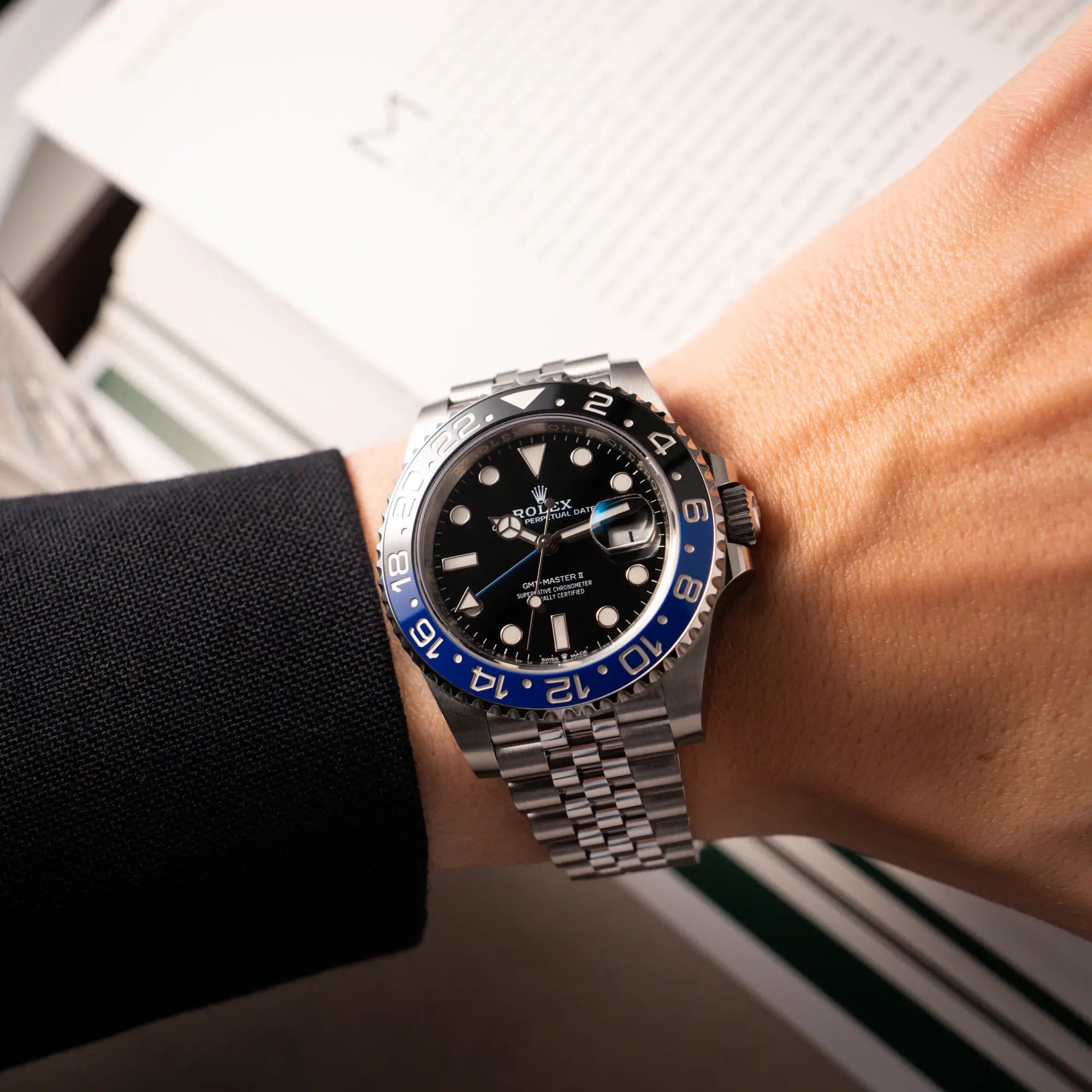 Wristshot mit der Rolex GMT-Master II Batgirl der Referenz 126710BLNR mit blau schwarzer Lünette am Jubilee-Armband