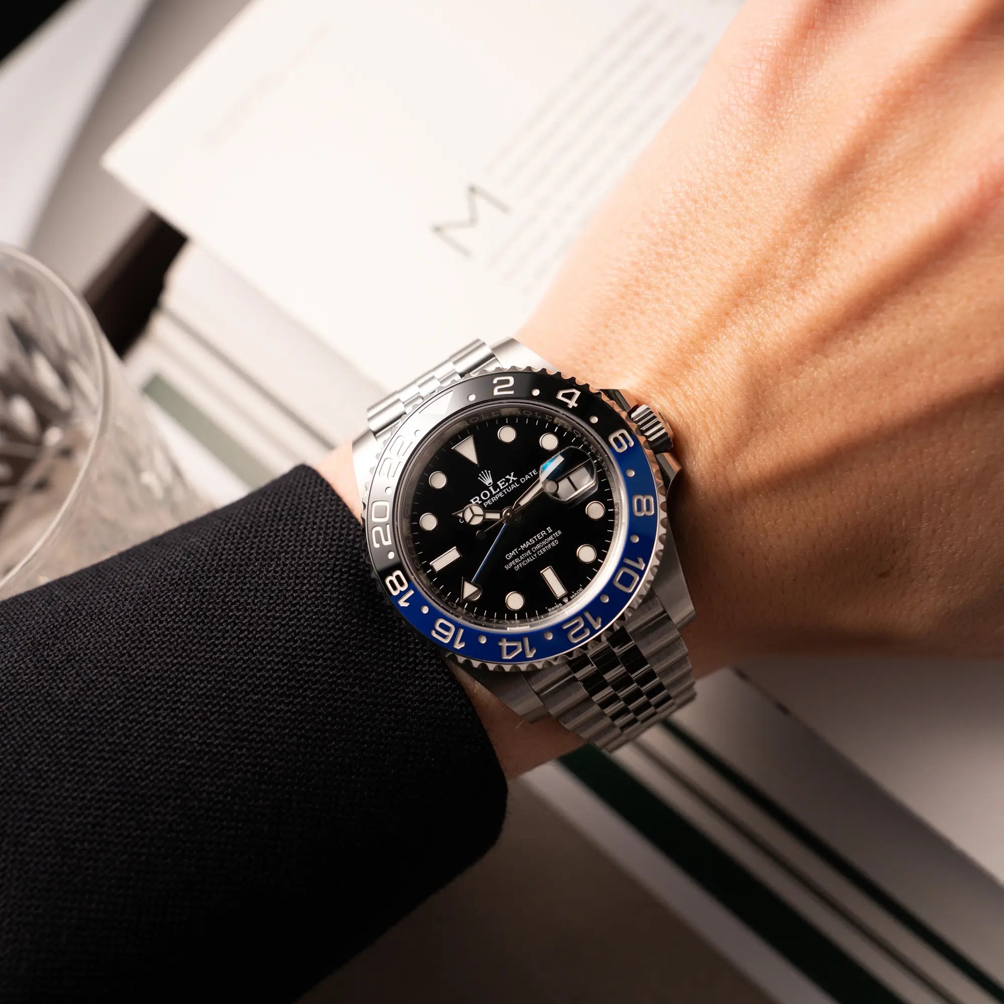 Wristshot mit der Rolex GMT-Master II Batgirl der Referenz 126710BLNR mit blau schwarzer Lünette am Jubilee-Armband
