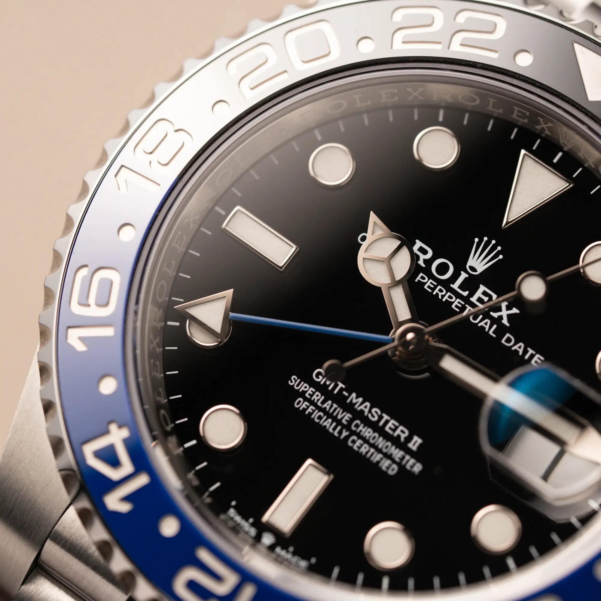 Makroaufnahme der Rolex GMT-Master II Batgirl der Referenz 126710BLNR mit blau schwarzer Lünette am Jubilee-Armband