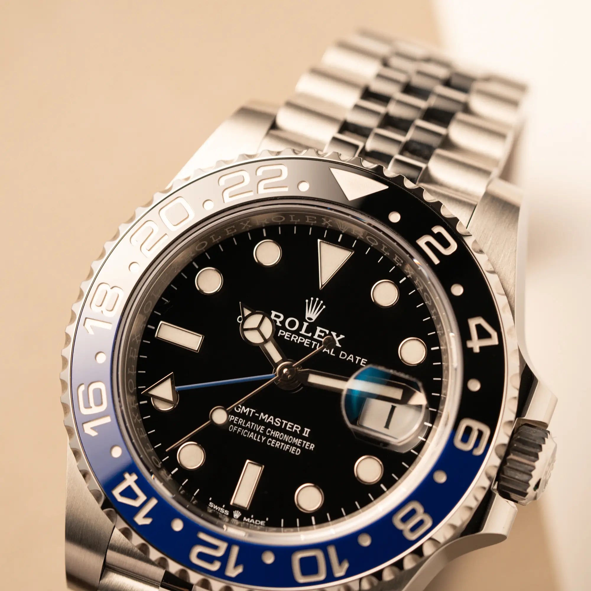 Detailaufnahme der Rolex GMT-Master II Batgirl der Referenz 126710BLNR mit blau schwarzer Lünette am Jubilee-Armband