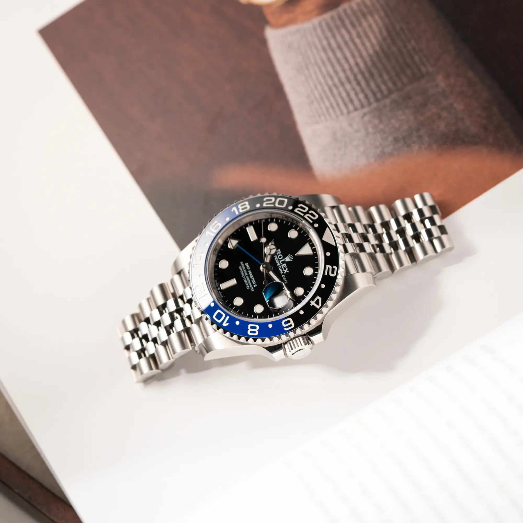 Produktfoto der Rolex GMT-Master II Batgirl der Referenz 126710BLNR mit blau schwarzer Lünette am Jubilee-Armband