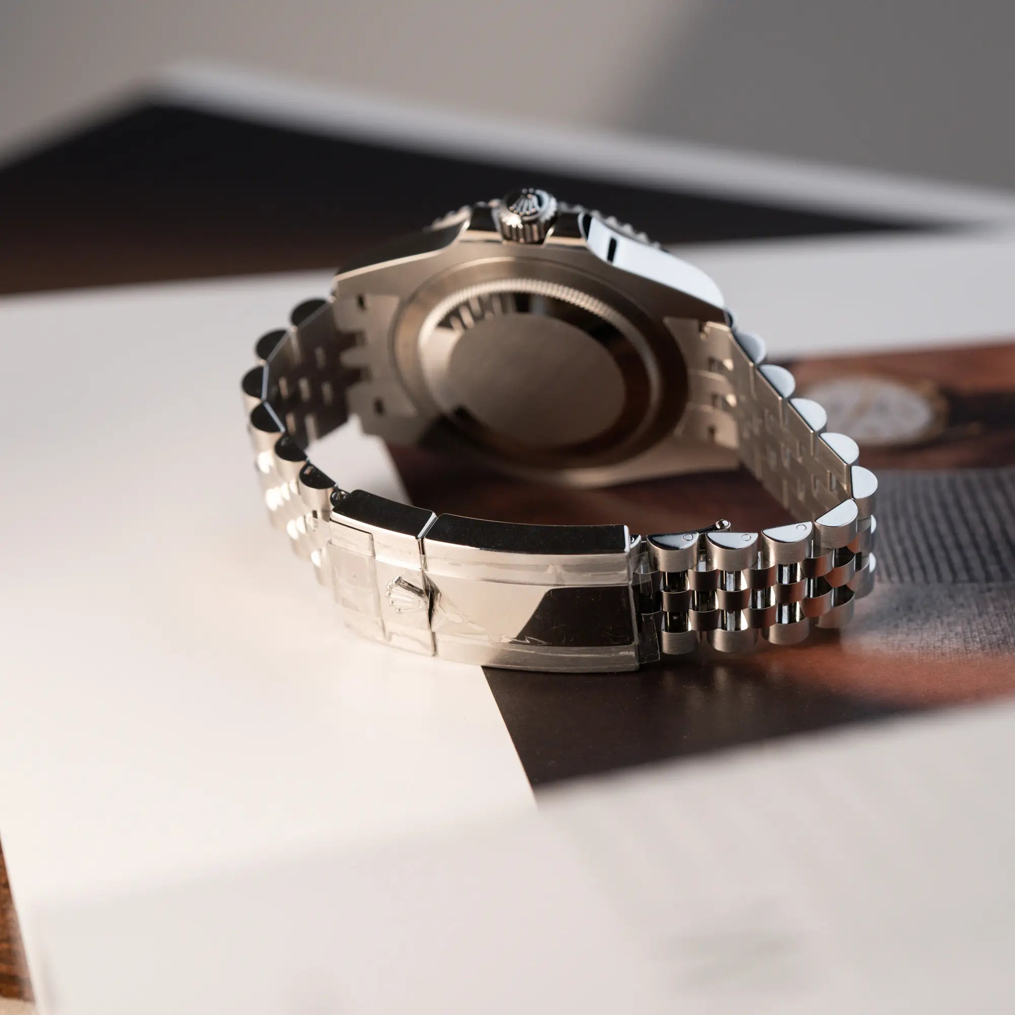 Produkfotografie der Rolex GMT-Master II Batgirl der Referenz 126710BLNR mit blau schwarzer Lünette am Jubilee-Armband zeigt die verklebte Oyster-Faltschliesse