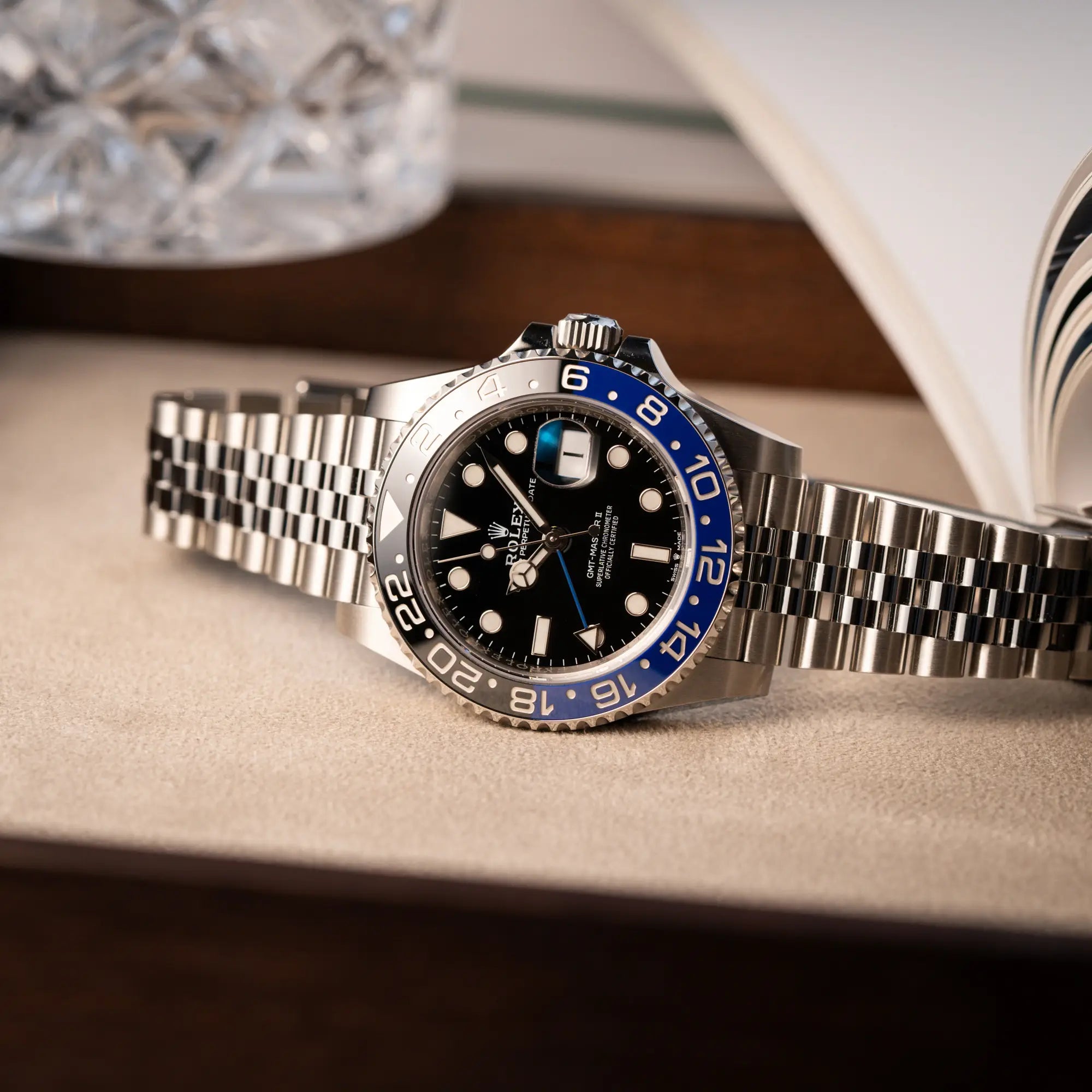 Produktfotografie der Rolex GMT-Master II Batgirl der Referenz 126710BLNR mit blau schwarzer Lünette am Jubilee-Armband