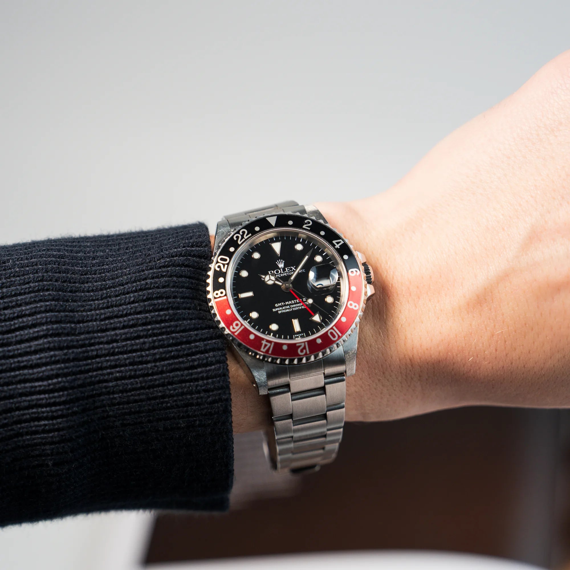 Wristshot mit der Rolex GMT Master 2 (Referenz 16710) mit der Coke-Lünette in schwarz-rot mit dem "Swiss-Only" Zifferblatt