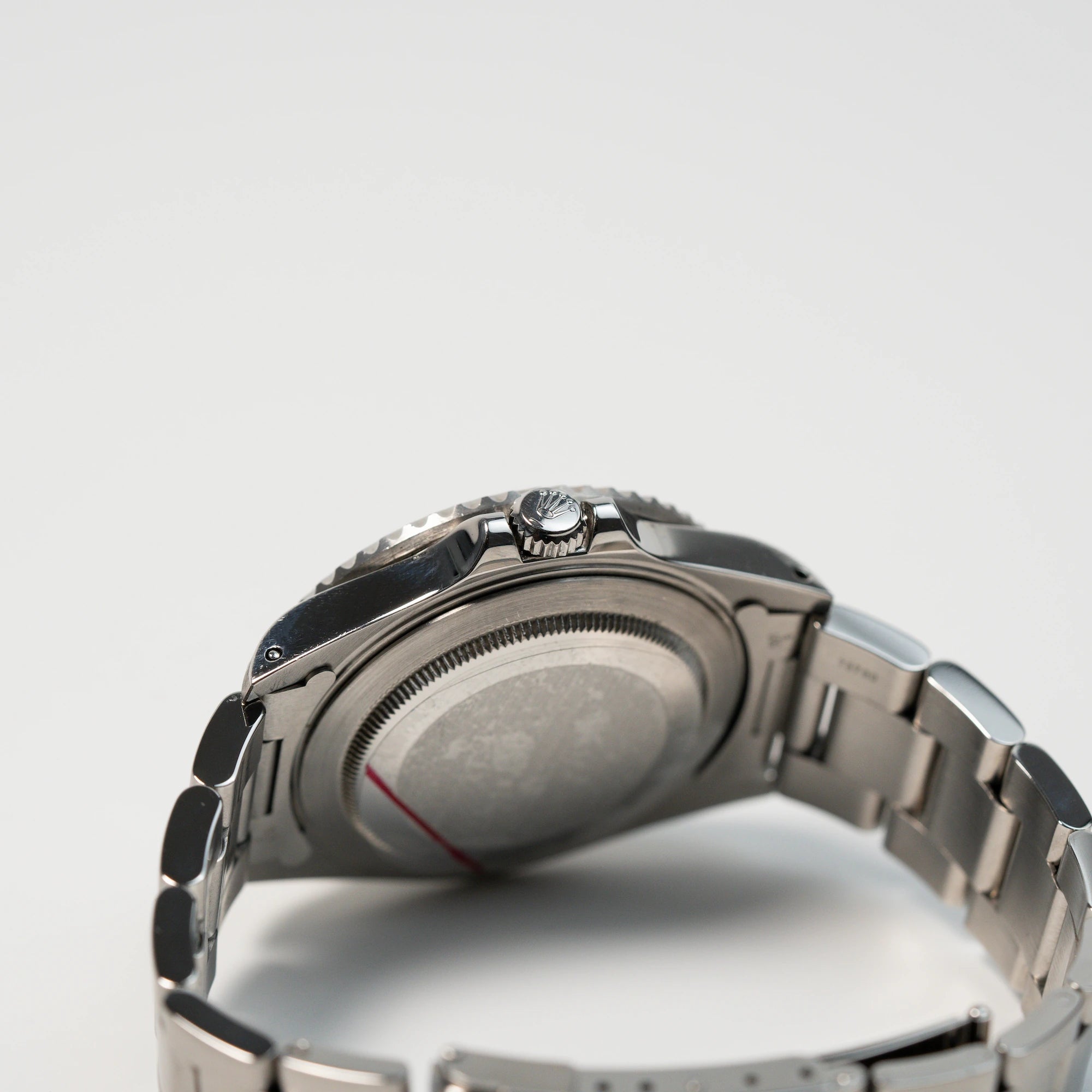 Seitliches Gehäuse mit Krone der Rolex GMT Master 2 (Referenz 16710) mit der Coke-Lünette in schwarz-rot mit dem "Swiss-Only" Zifferblatt