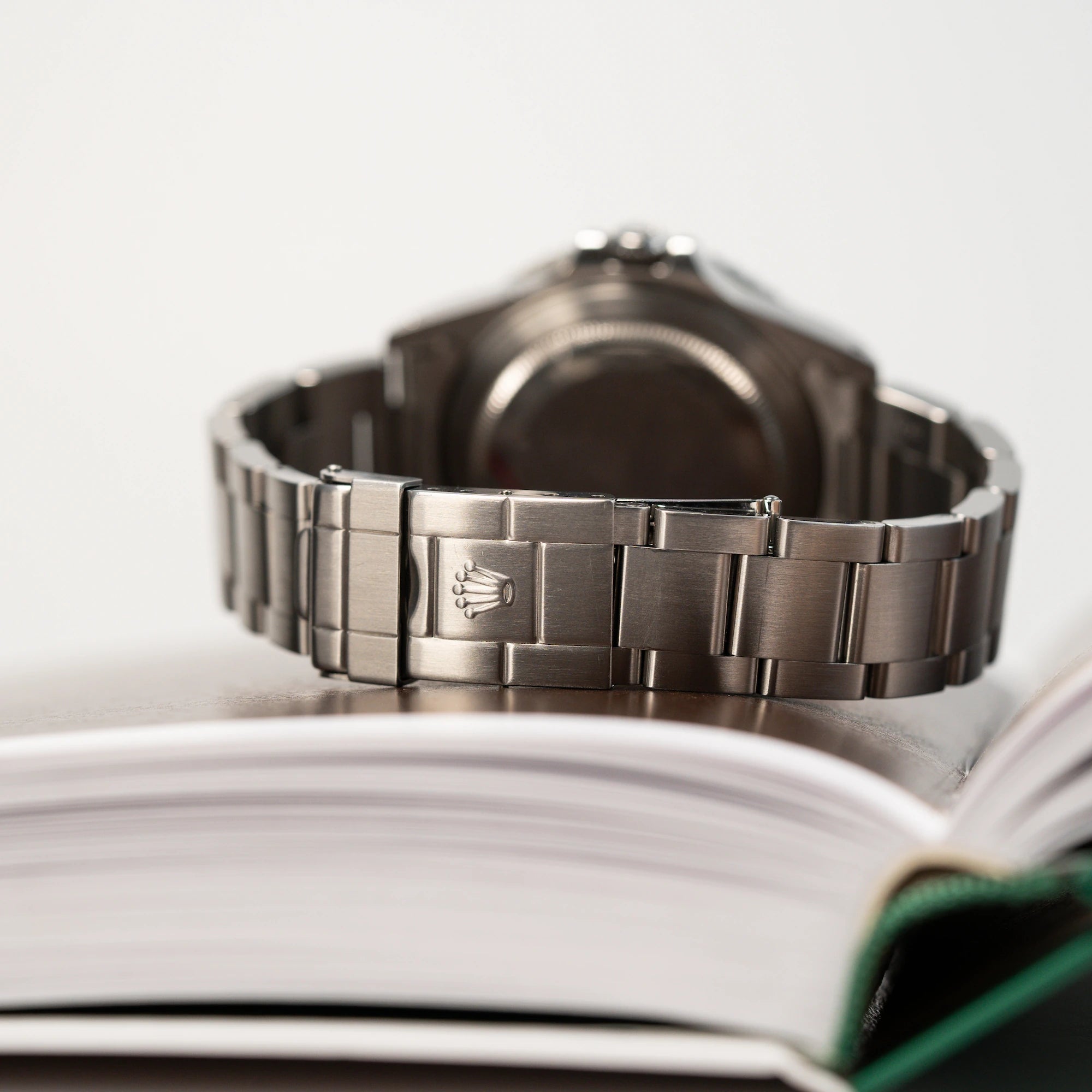 Produktfotografie der Rolex GMT Master 2 (Referenz 16710) mit der Coke-Lünette in schwarz-rot mit Fokus auf der Faltschliesse