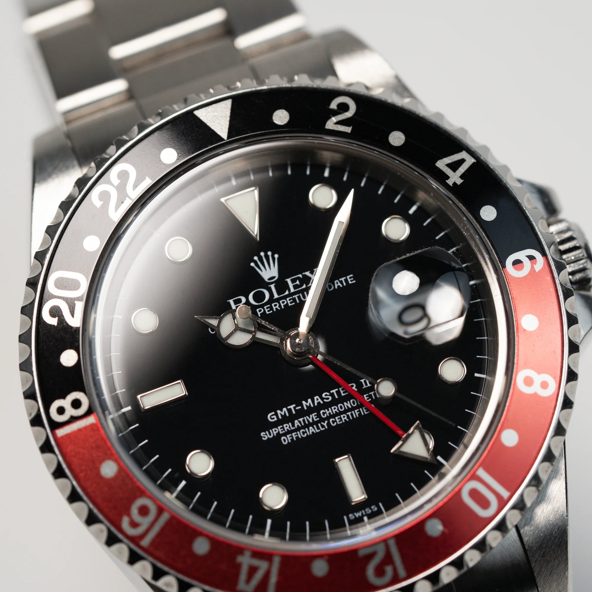 Detailaufnahme der Seitliches Gehäuse der Rolex GMT Master 2 (Referenz 16710) mit der Coke-Lünette in schwarz-rot mit dem "Swiss-Only" Zifferblatt