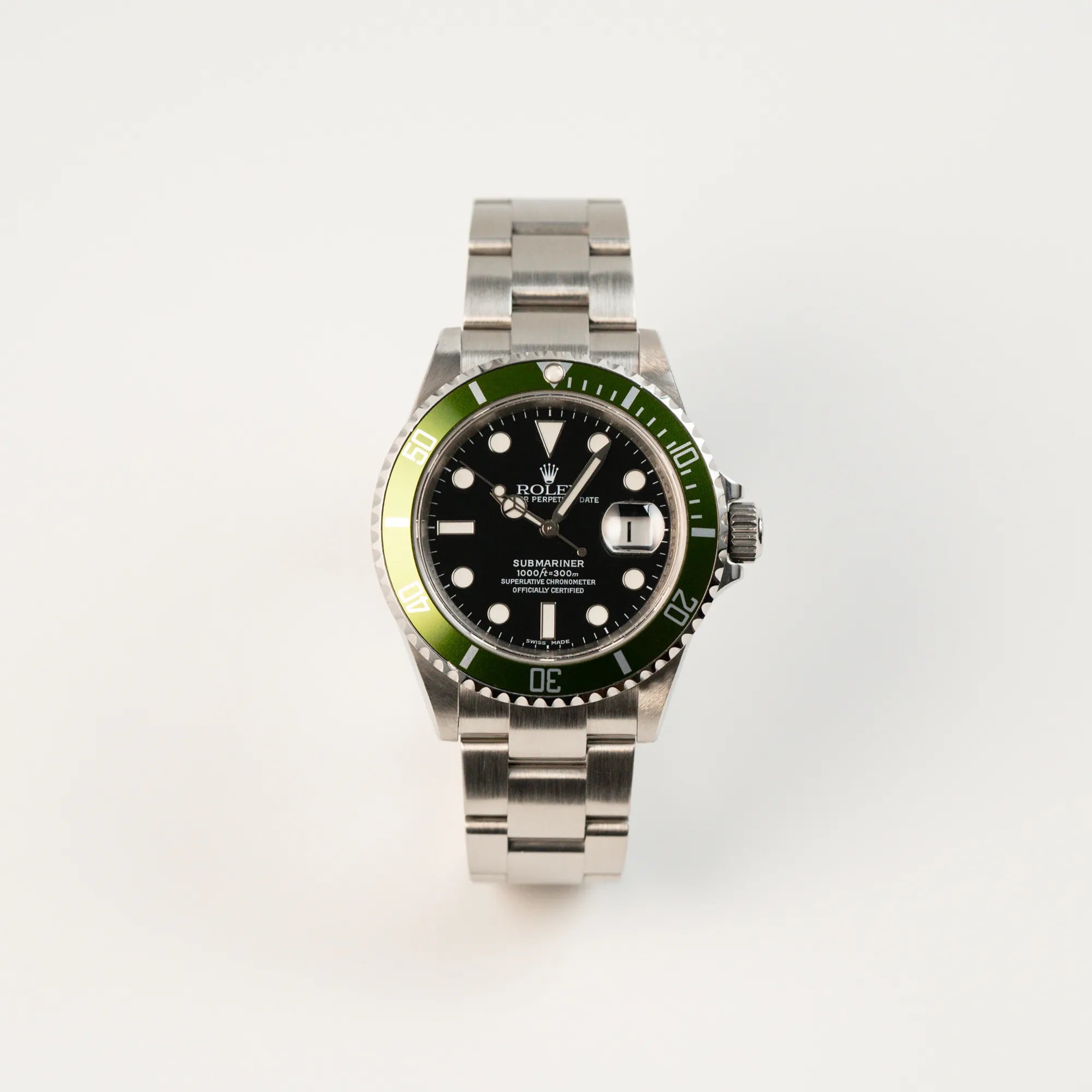 Frontale Ansicht der Rolex Submariner Date Taucheruhr in der ikonischen Kermit-Variante mit einer einzigartigen Lime-Lünette