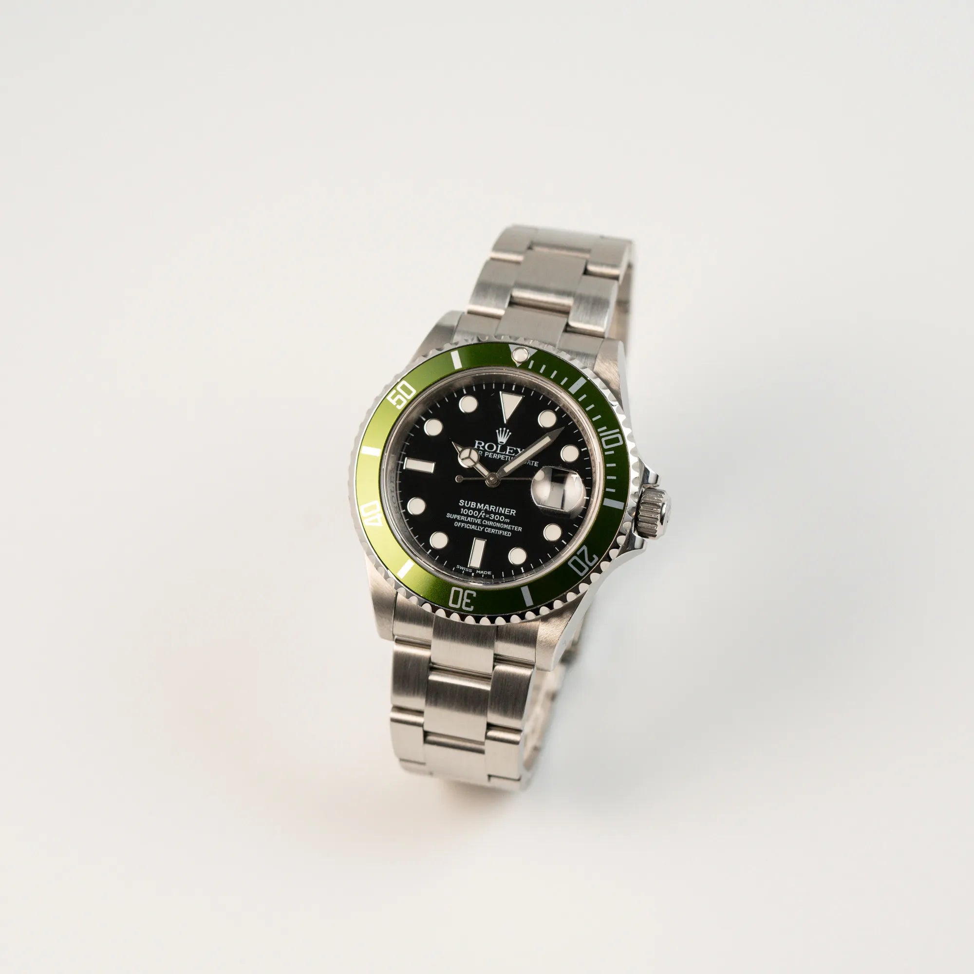 Leicht schräge Ansicht der Rolex Submariner Date Taucheruhr in der ikonischen Kermit-Variante mit einer einzigartigen Lime-Lünette
