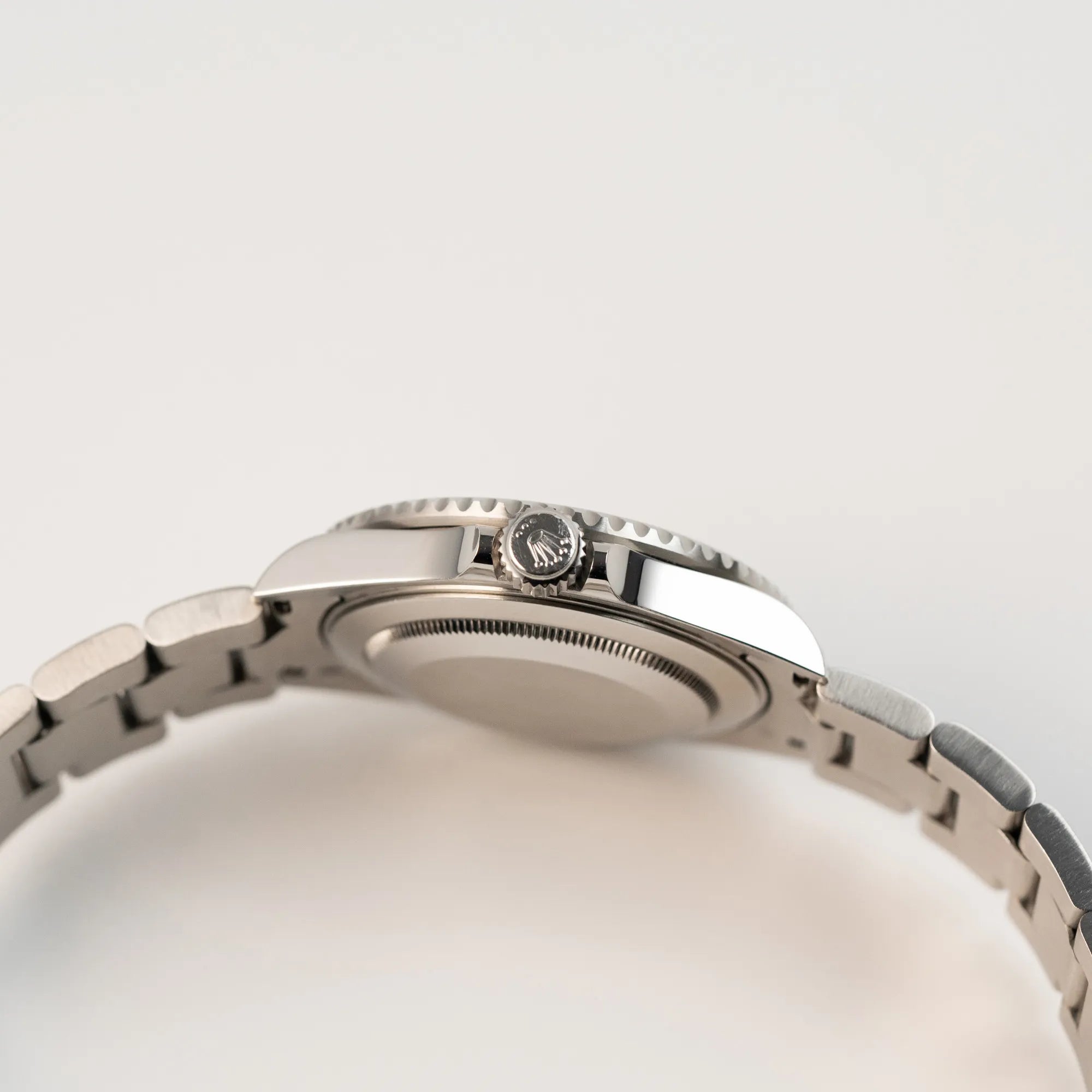 Seitliches Gehäuse der der Rolex Submariner Date Taucheruhr in der ikonischen Kermit-Variante mit einer einzigartigen Lime-Lünette mit Blick auf die Aufzugskrone