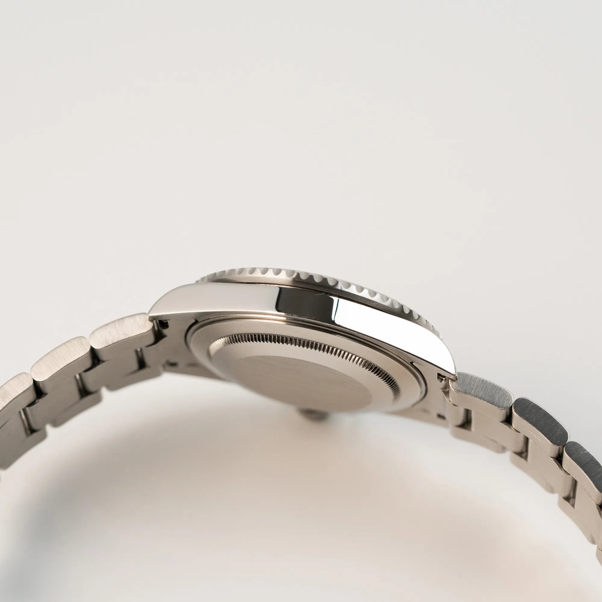 Seitliches Gehäuse der Rolex Submariner Date Taucheruhr in der ikonischen Kermit-Variante mit einer einzigartigen Lime-Lünette