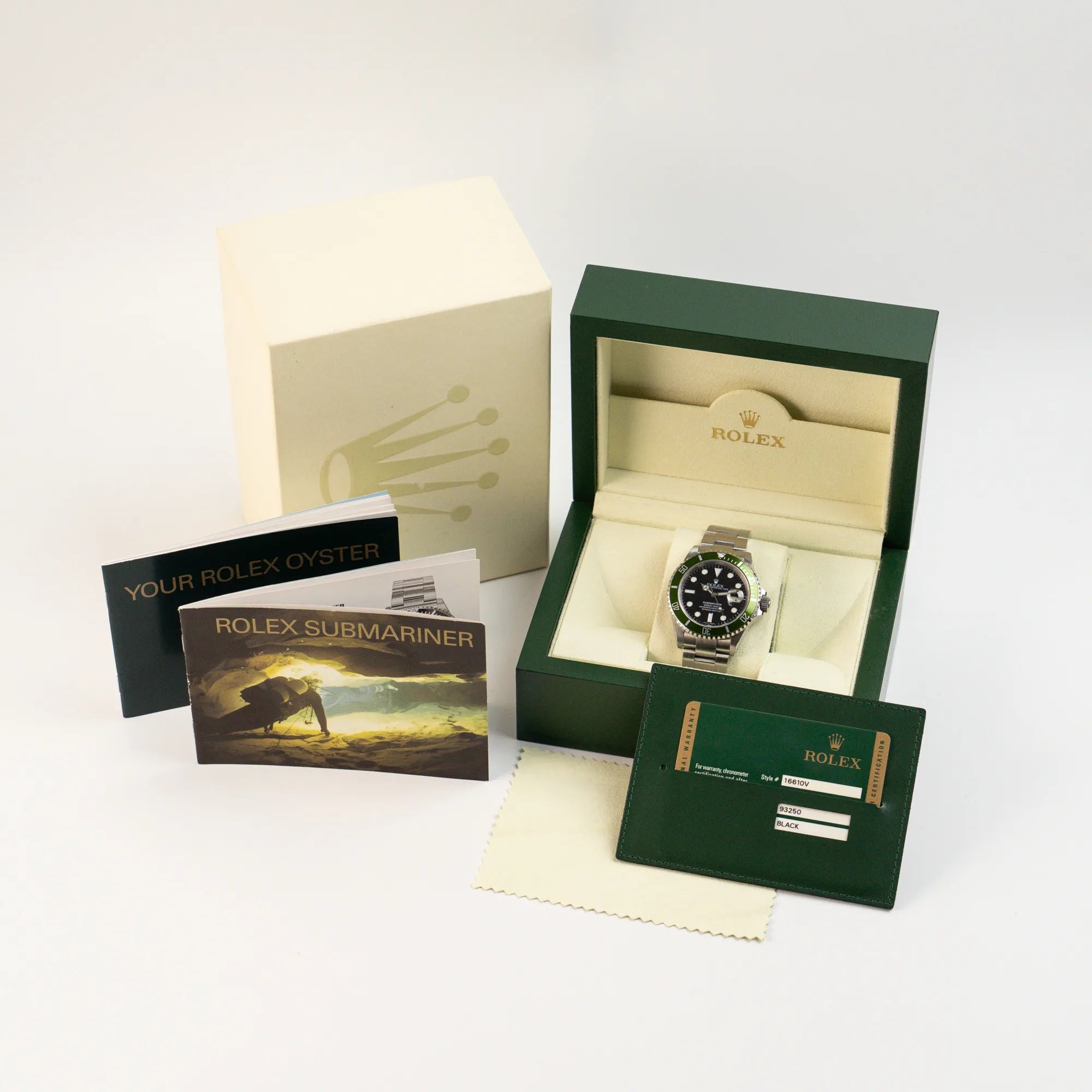 der Rolex Submariner Date Taucheruhr in der ikonischen Kermit-Variante mit einer einzigartigen Lime-Lünette zusammen mit dem Lieferumfang im Full-Set