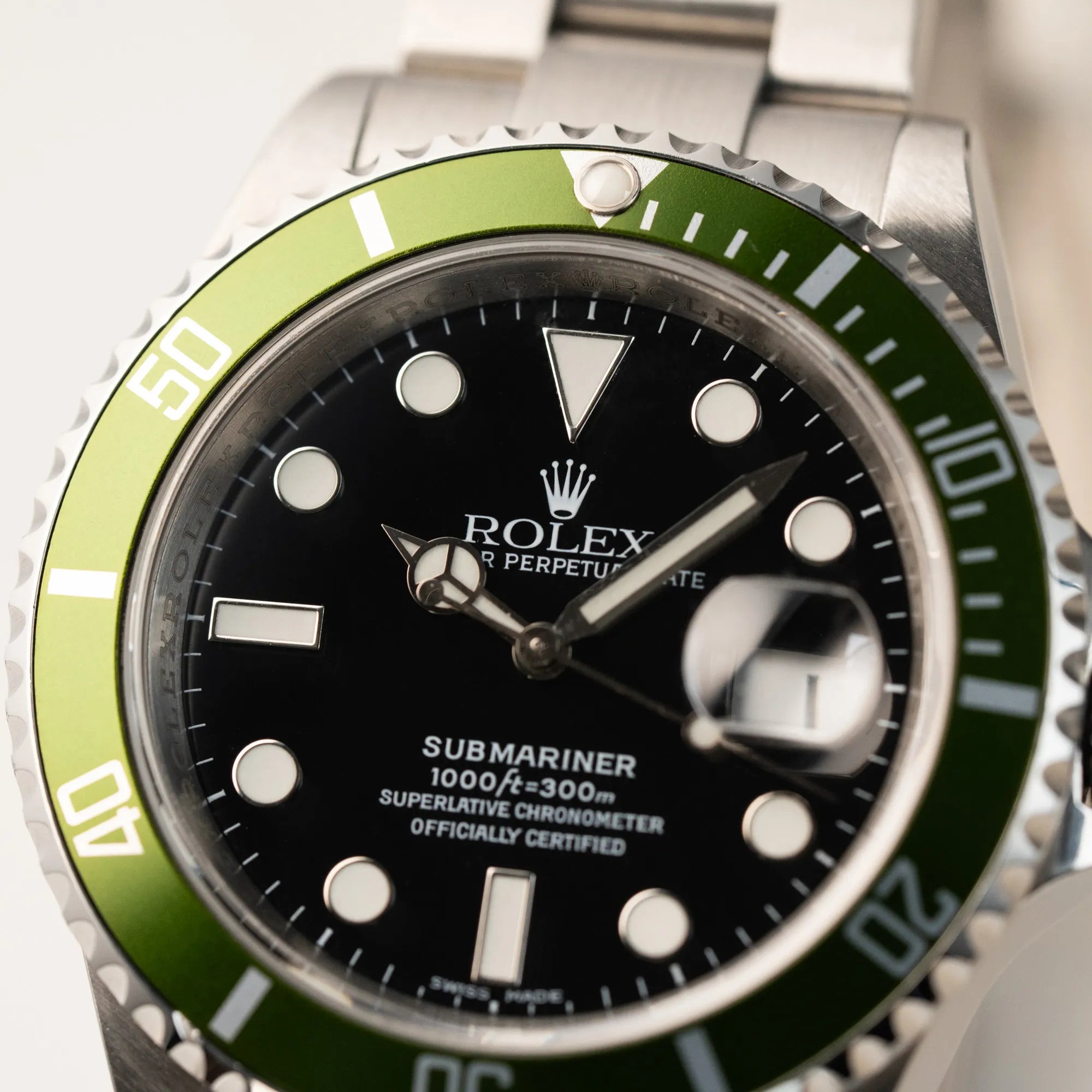 Detailaufnahme der Rolex Submariner Date Taucheruhr in der ikonischen Kermit-Variante mit einer einzigartigen Lime-Lünette
