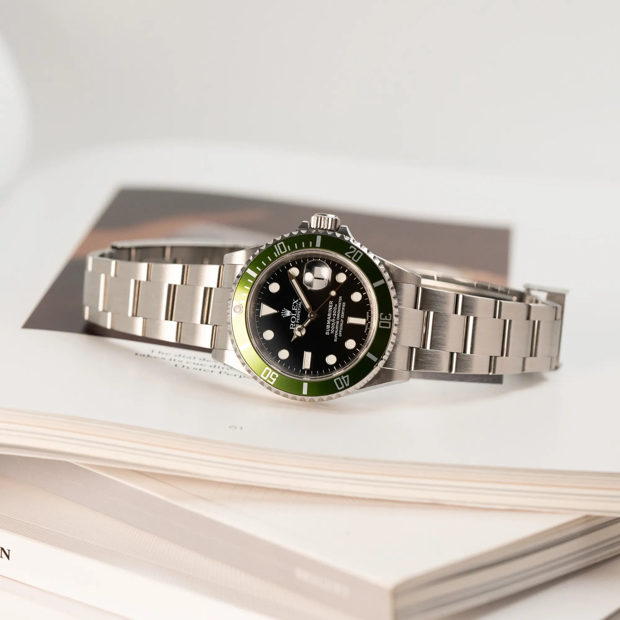 Produktfotografie der Rolex Submariner Date Taucheruhr in der ikonischen Kermit-Variante mit einer einzigartigen Lime-Lünette