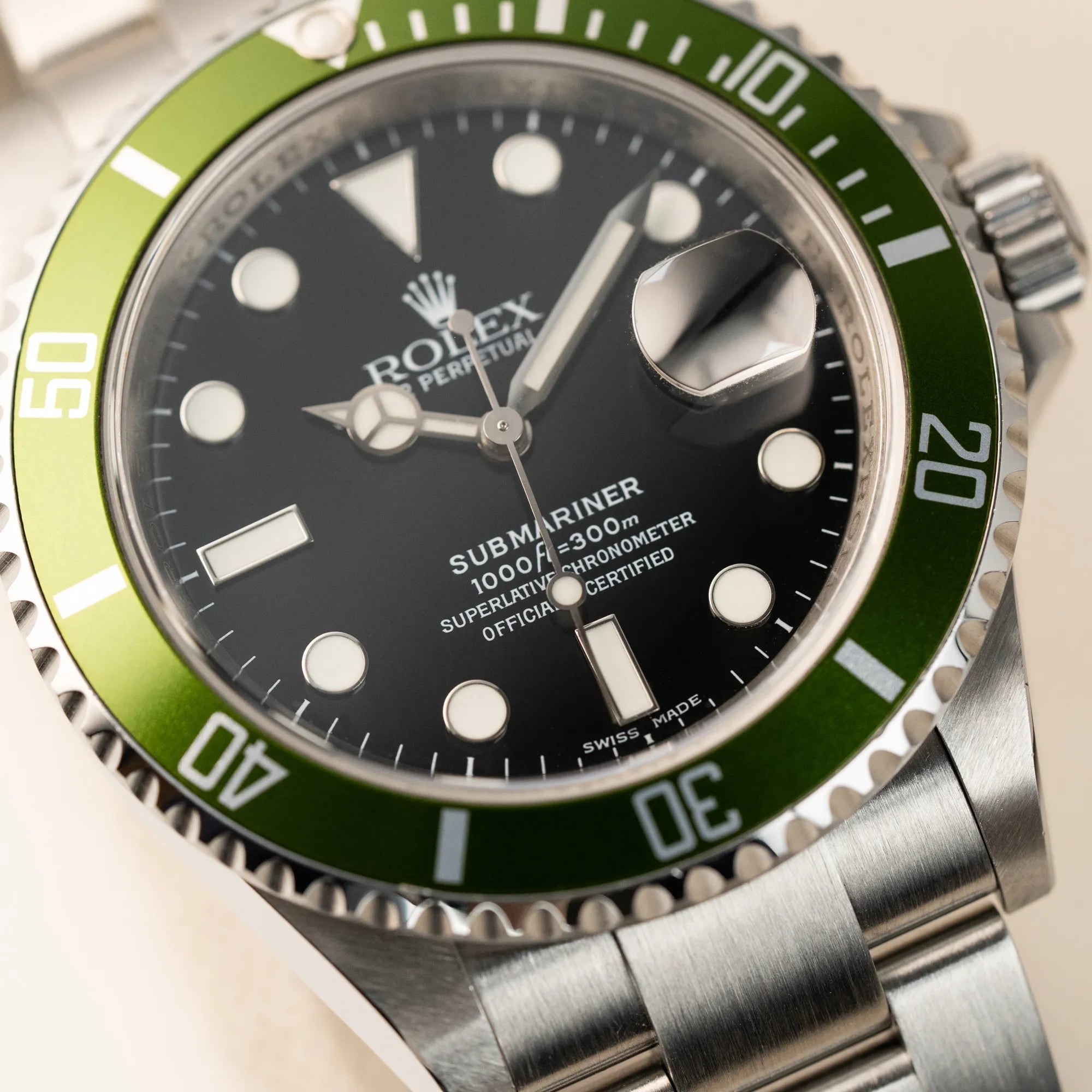 Detailaufnahme der Rolex Submariner Date Taucheruhr in der ikonischen Kermit-Variante mit einer einzigartigen Lime-Lünette