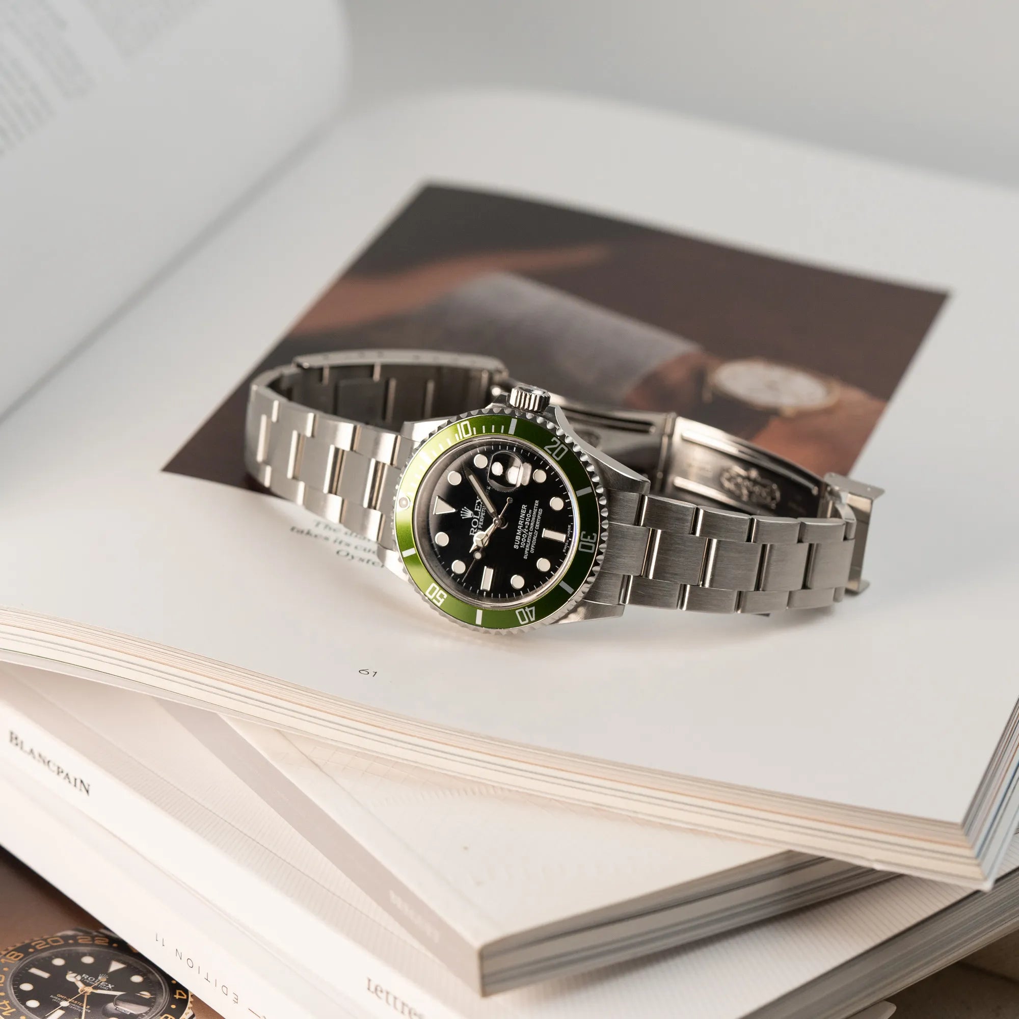 Produktfotografie der Rolex Submariner Date Taucheruhr in der ikonischen Kermit-Variante mit einer einzigartigen Lime-Lünette