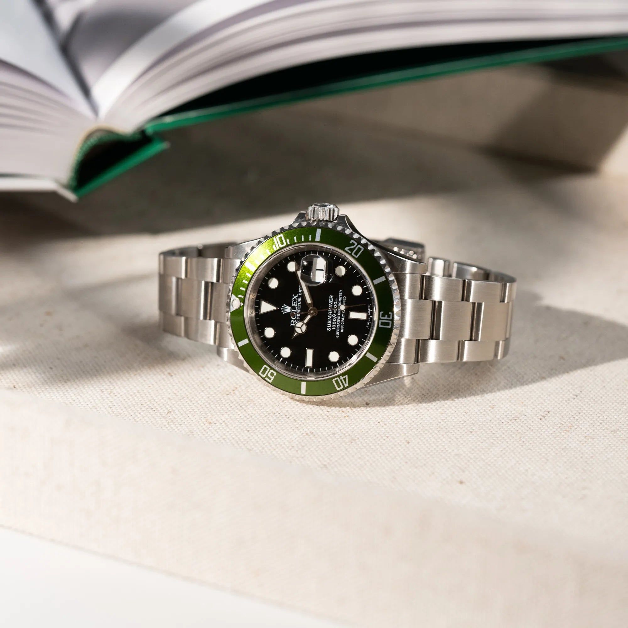 Produtktfotografie der Rolex Submariner Date Taucheruhr in der ikonischen Kermit-Variante mit einer einzigartigen Lime-Lünette