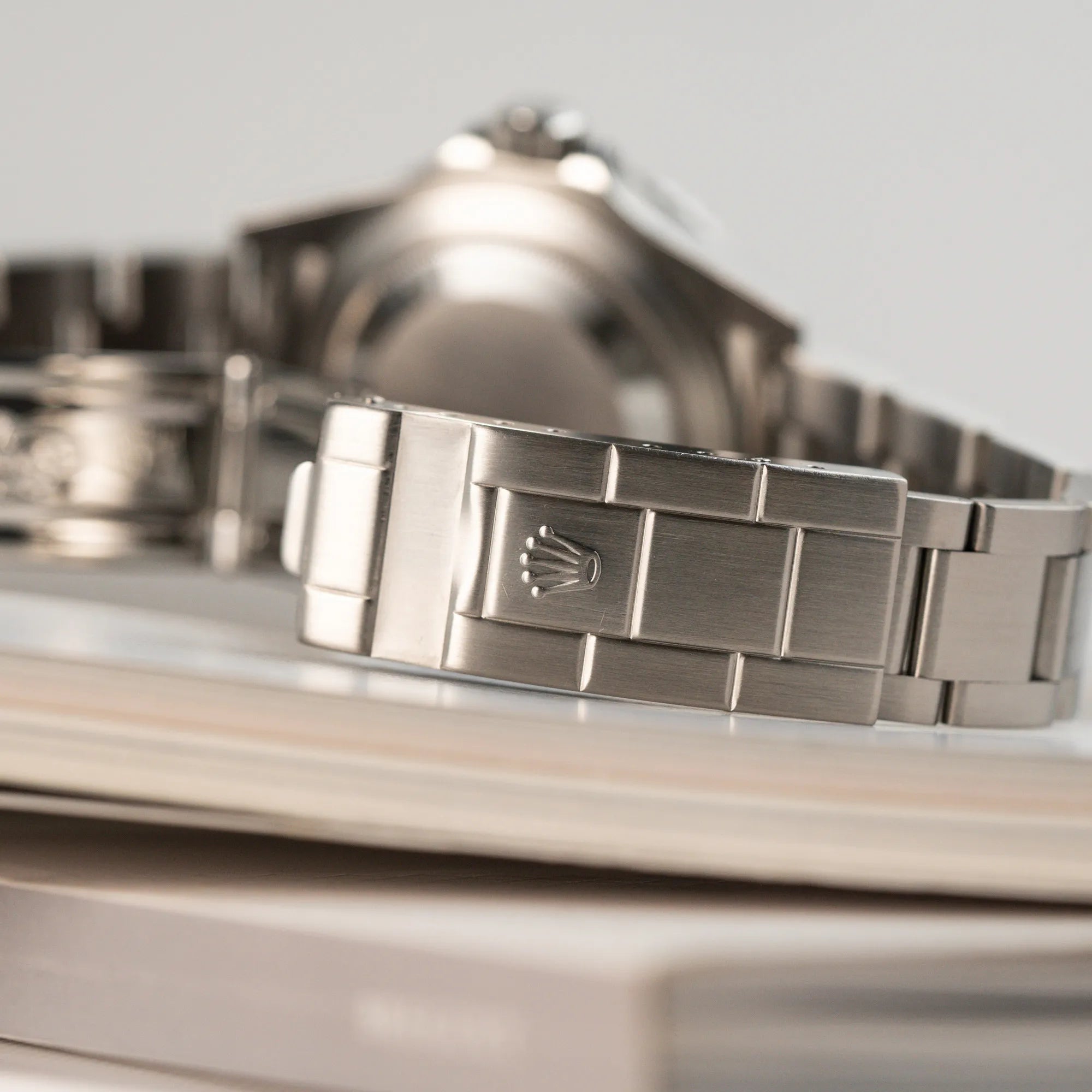 Detailaufnahme des Zustands der Faltschliesse der Rolex Submariner Date Taucheruhr in der ikonischen Kermit-Variante mit einer einzigartigen Lime-Lünette