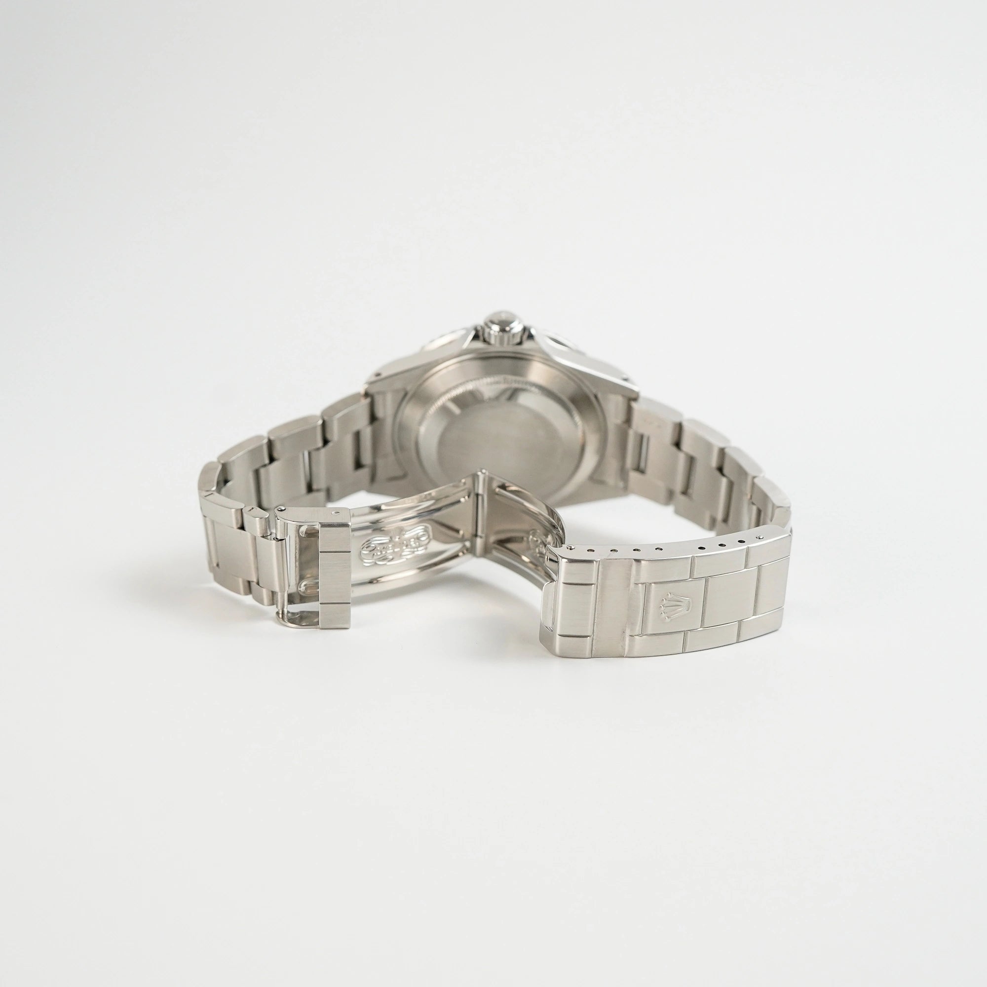 Blick auf die geöffnete Faltschließe und den Gehäuseboden der Rolex Submariner Date in schwarz, Referenz 16610