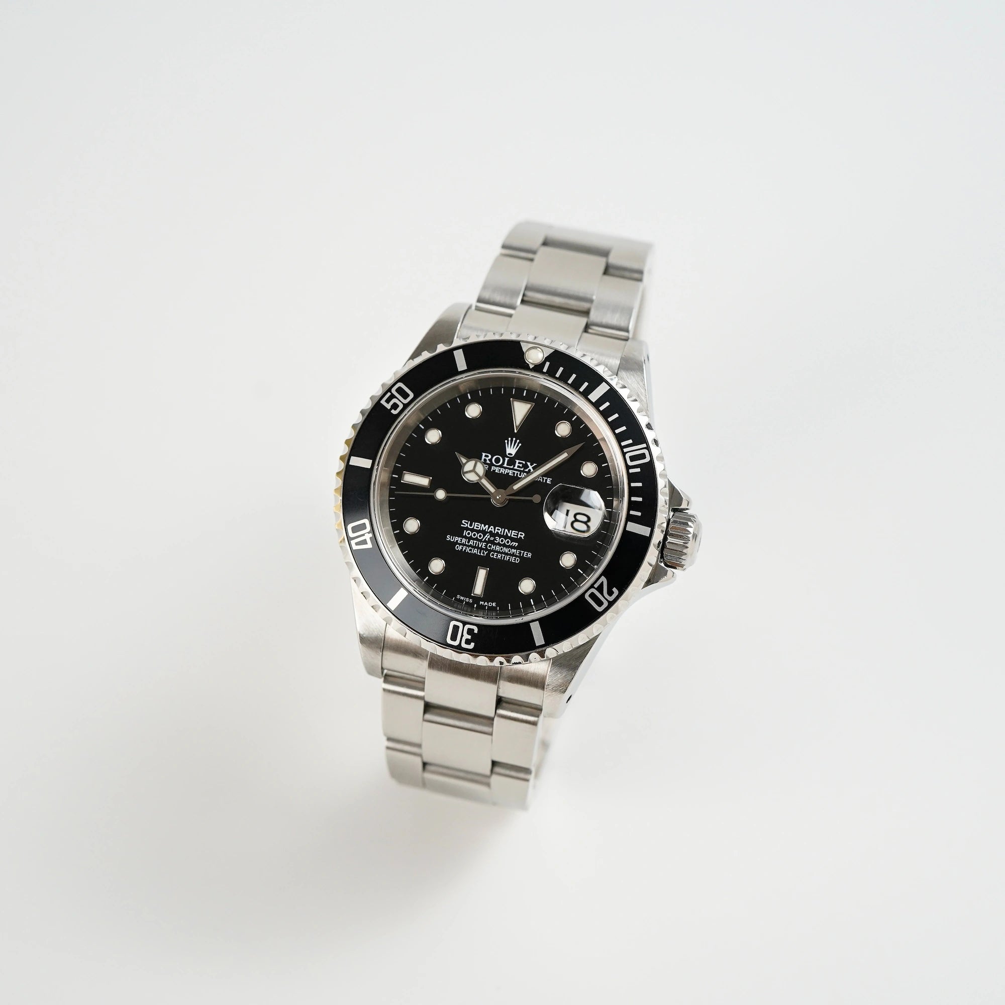 Leicht seitliche Ansicht der Rolex Submariner Date in schwarz, Referenz 16610, mit Flat-Four-Lünette