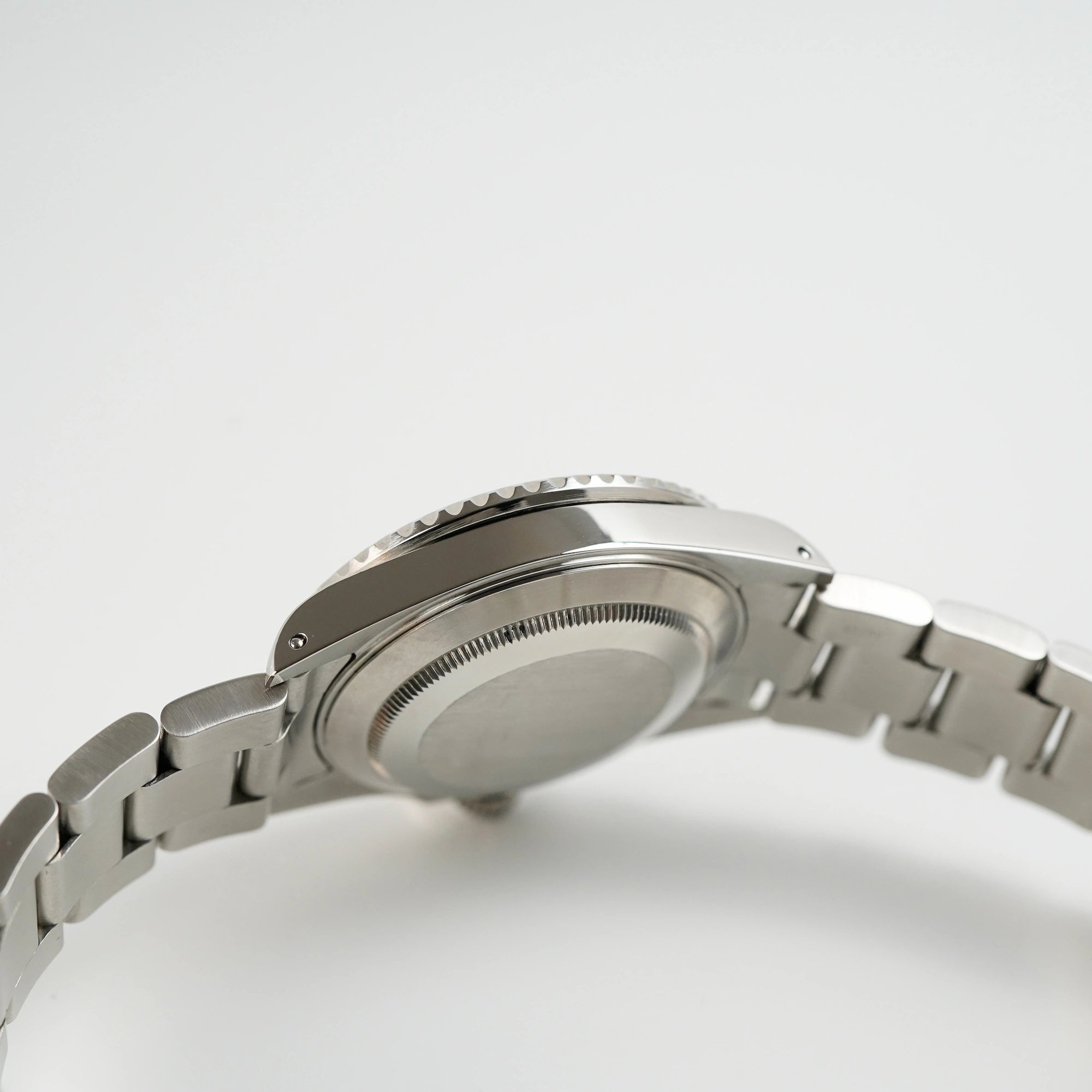 Seitliches Gehäuse der Rolex Submariner Date in schwarz, Referenz 16610