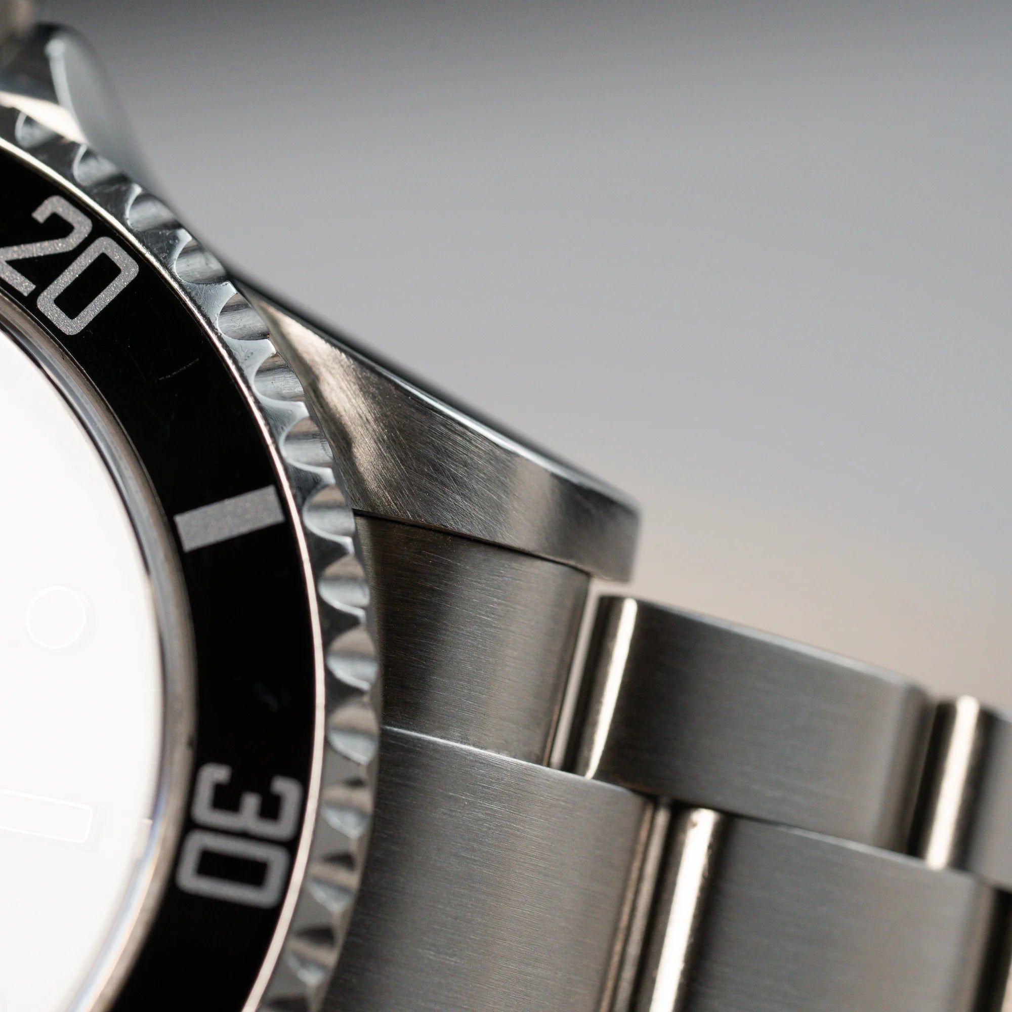 Detailaufnahme des Bandanstoßes der Rolex Submariner Date in Schwarz mit der Referenz 16610T