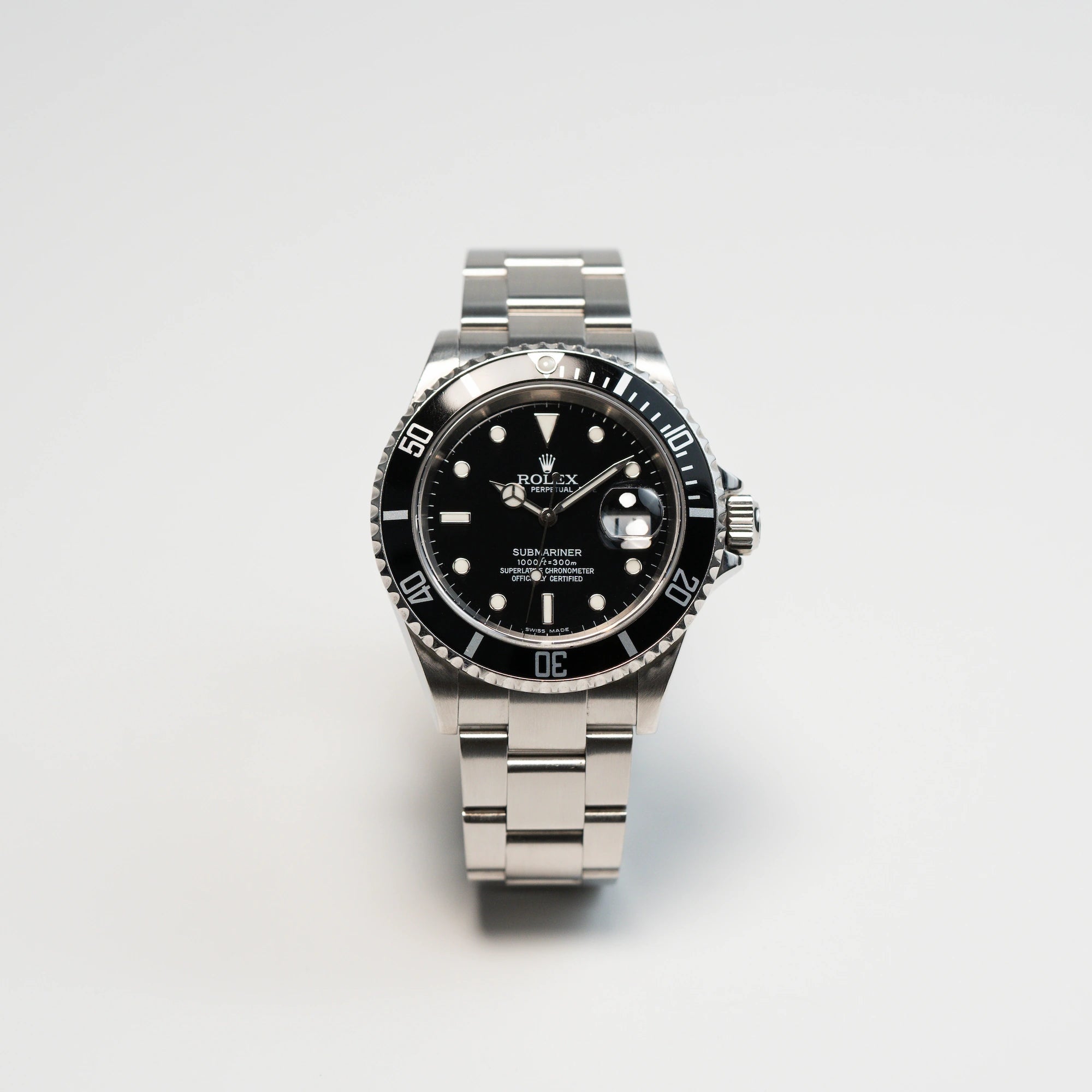 Frontalansicht der Rolex Submariner Date in Schwarz mit der Referenz 16610T