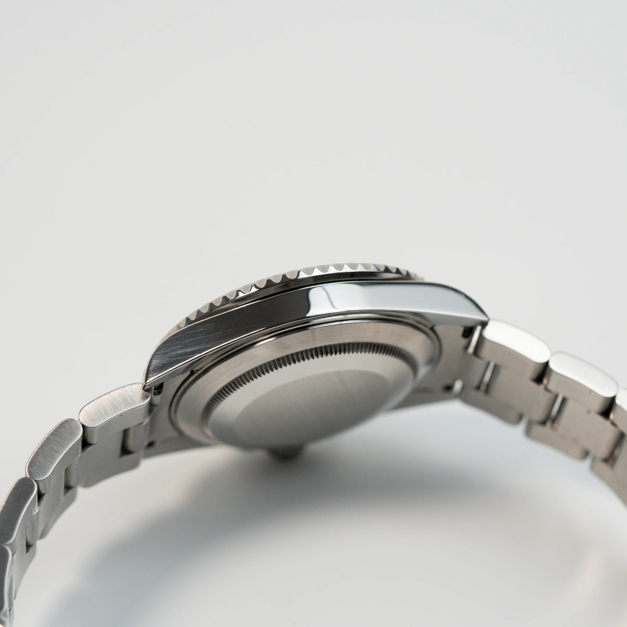 Seitliches Gehäuse und Gehäuseboden der Rolex Submariner Date mit der Referenz 16610T