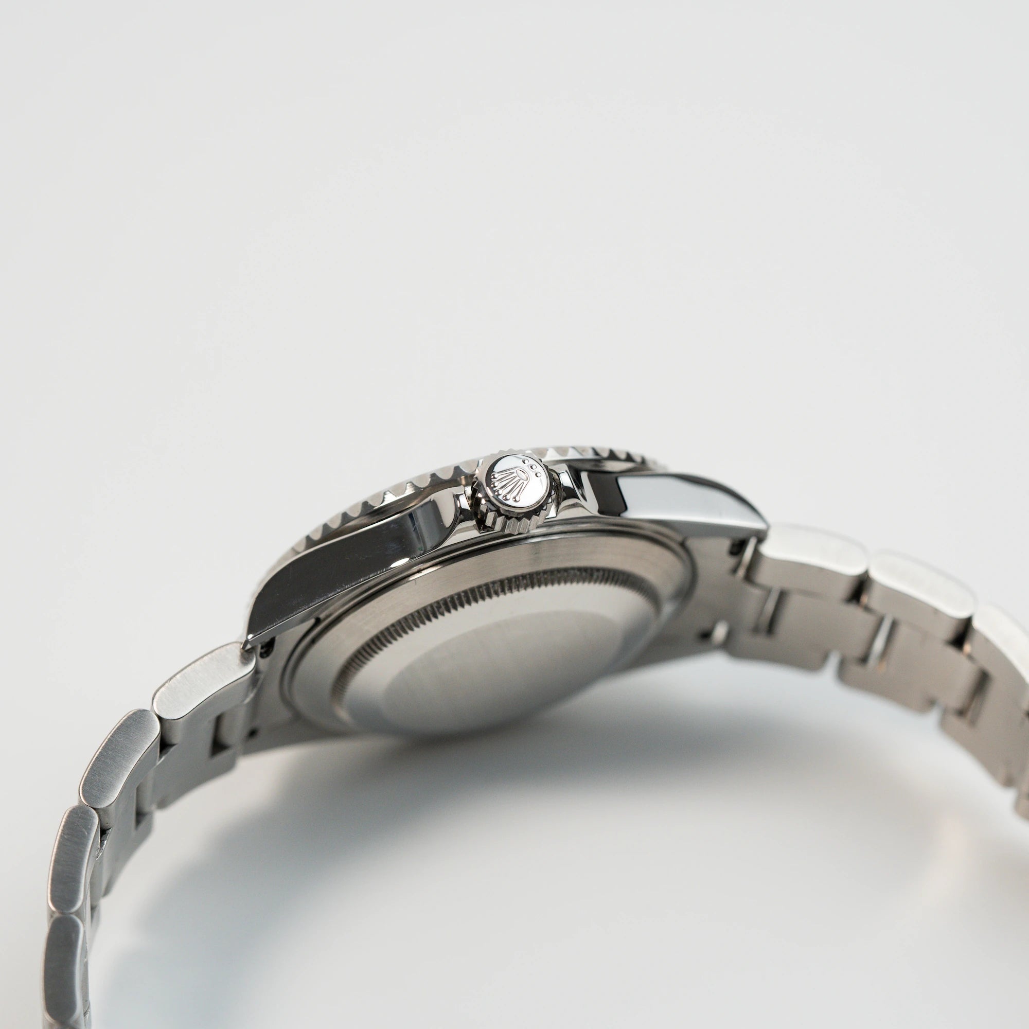 Seitliches Gehäuse mit Blick auf die Krone der Rolex Submariner Date mit der Referenz 16610T