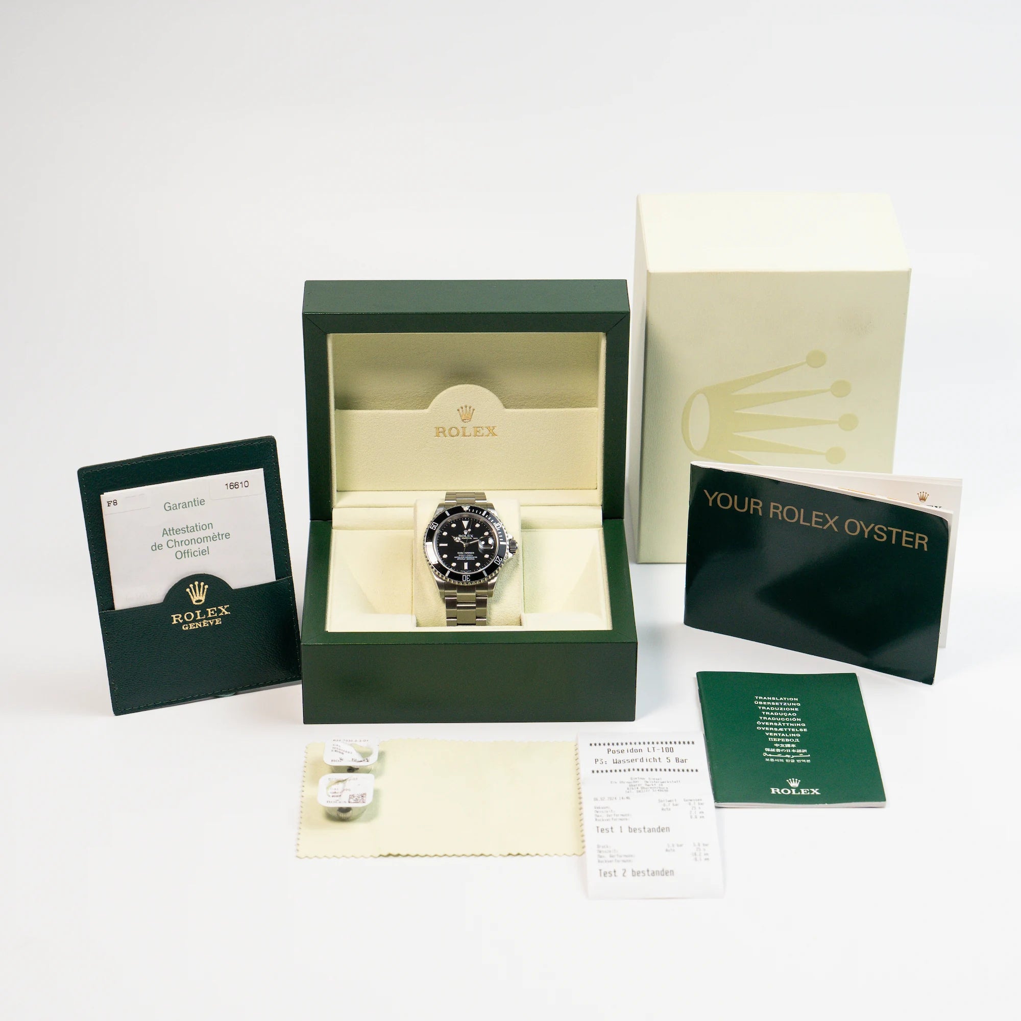Rolex Submariner Date in Schwarz mit der Referenz 16610T zusammen mit dem Lieferumfan, bestehend aus Uhr, Box, Papiere, Booklets und Dichtheitstest