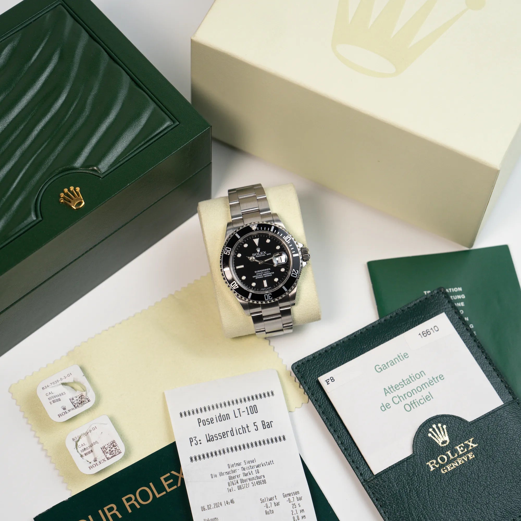 Rolex Submariner Date in Schwarz mit der Referenz 16610T zusammen mit dem Lieferumfang