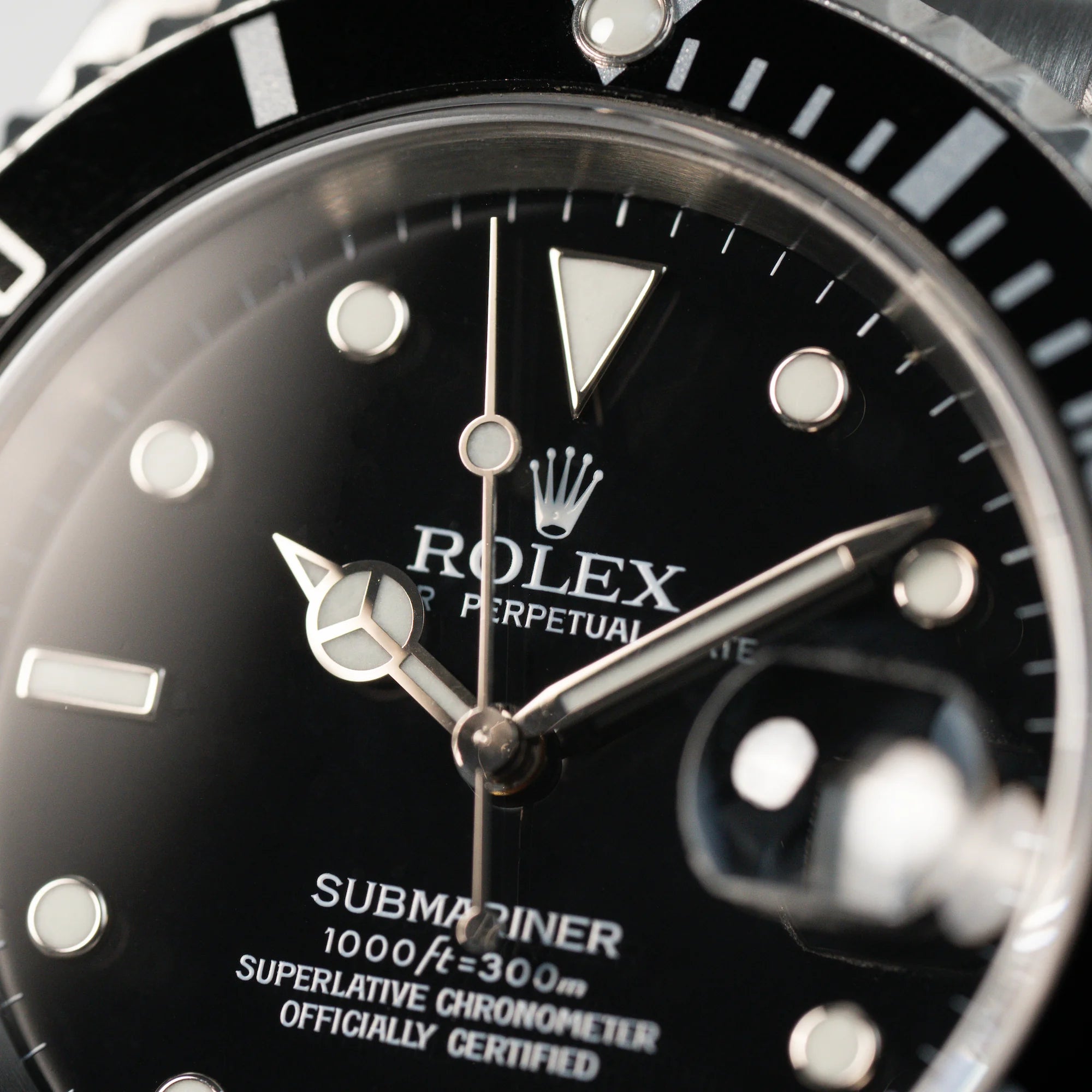Detailaufnahme des Zifferblatts der Rolex Submariner Date in Schwarz mit der Referenz 16610T
