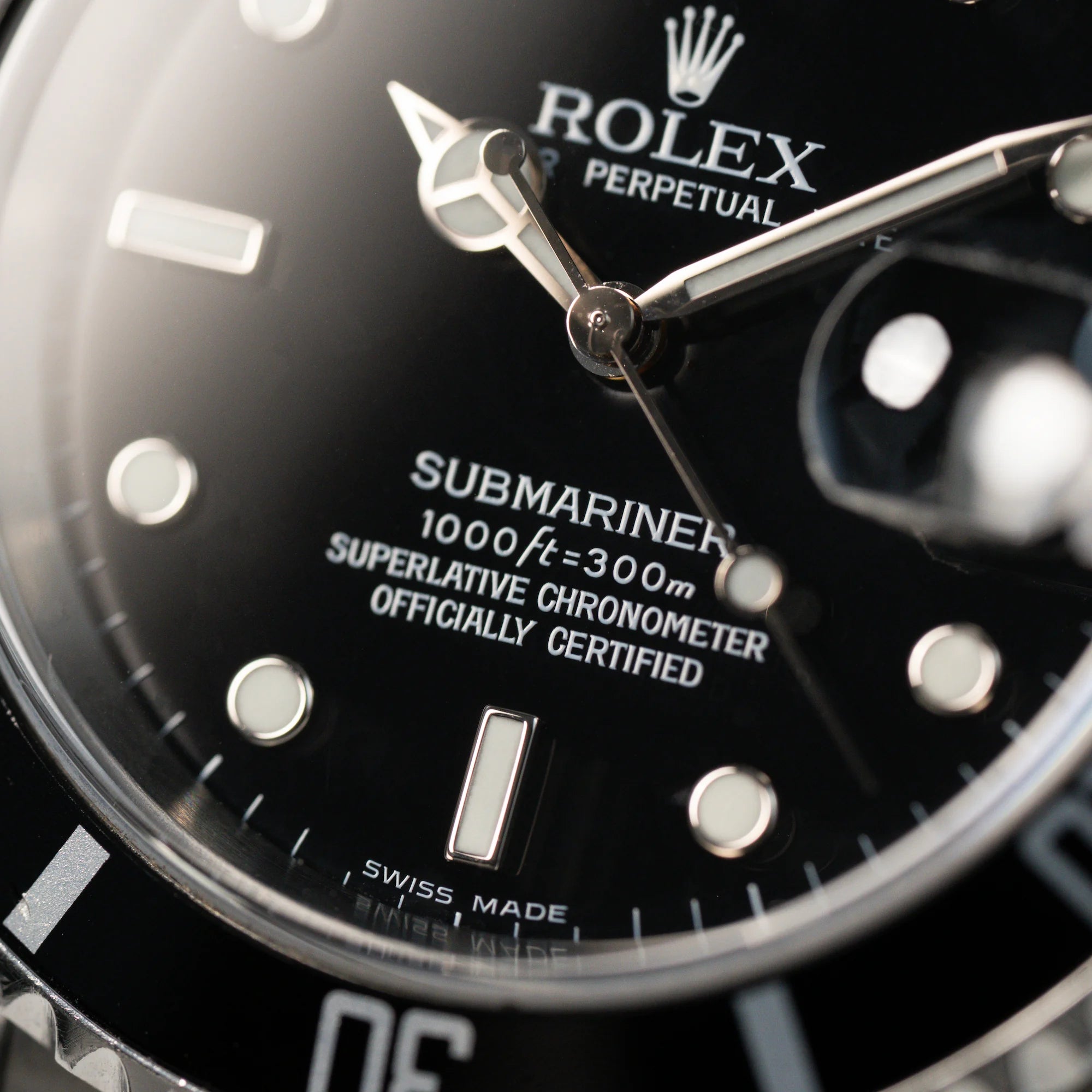 Makroaufnahme des Zifferblatts der Rolex Submariner Date in Schwarz mit der Referenz 16610T