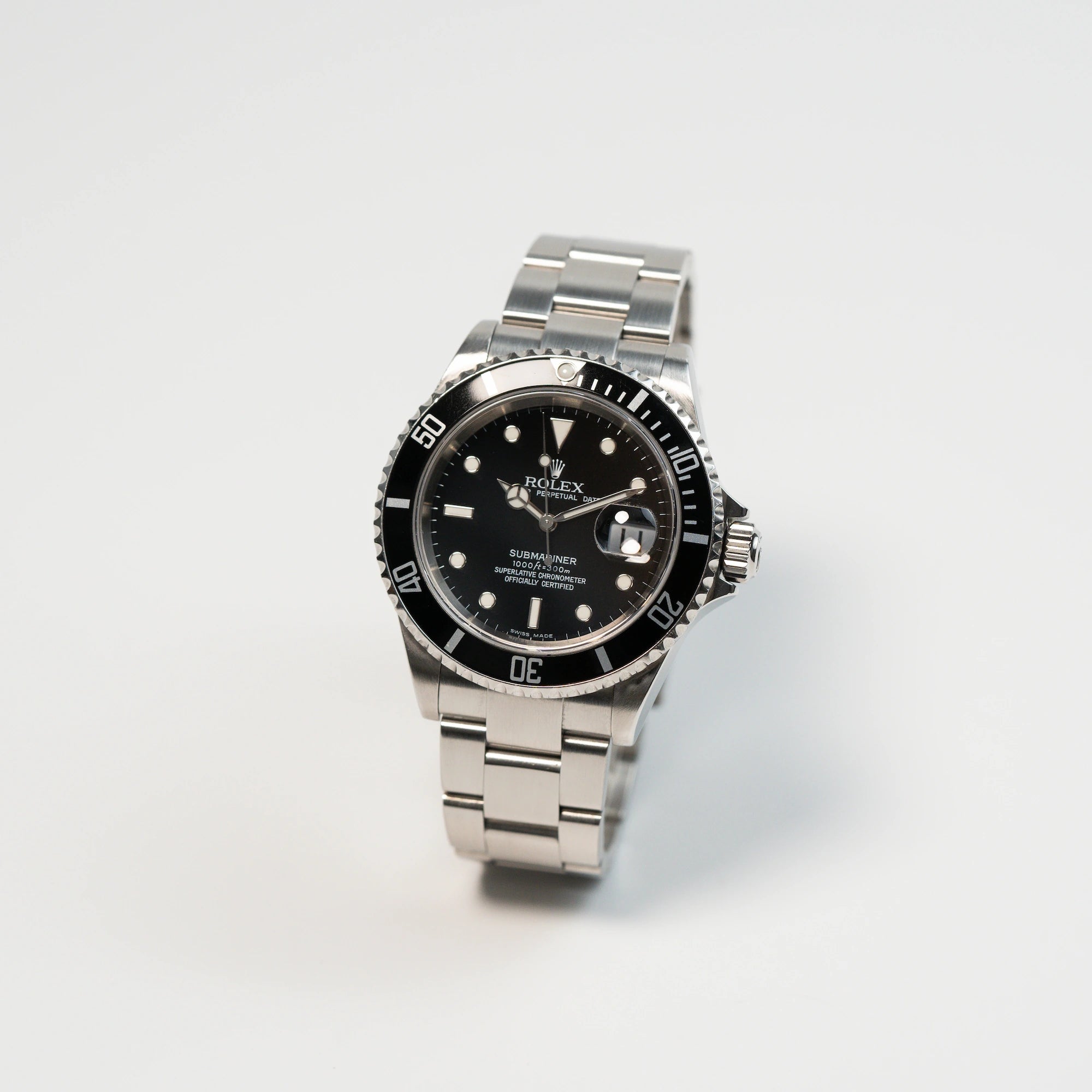 Leicht seitliche Ansicht der Rolex Submariner Date in Schwarz mit der Referenz 16610T