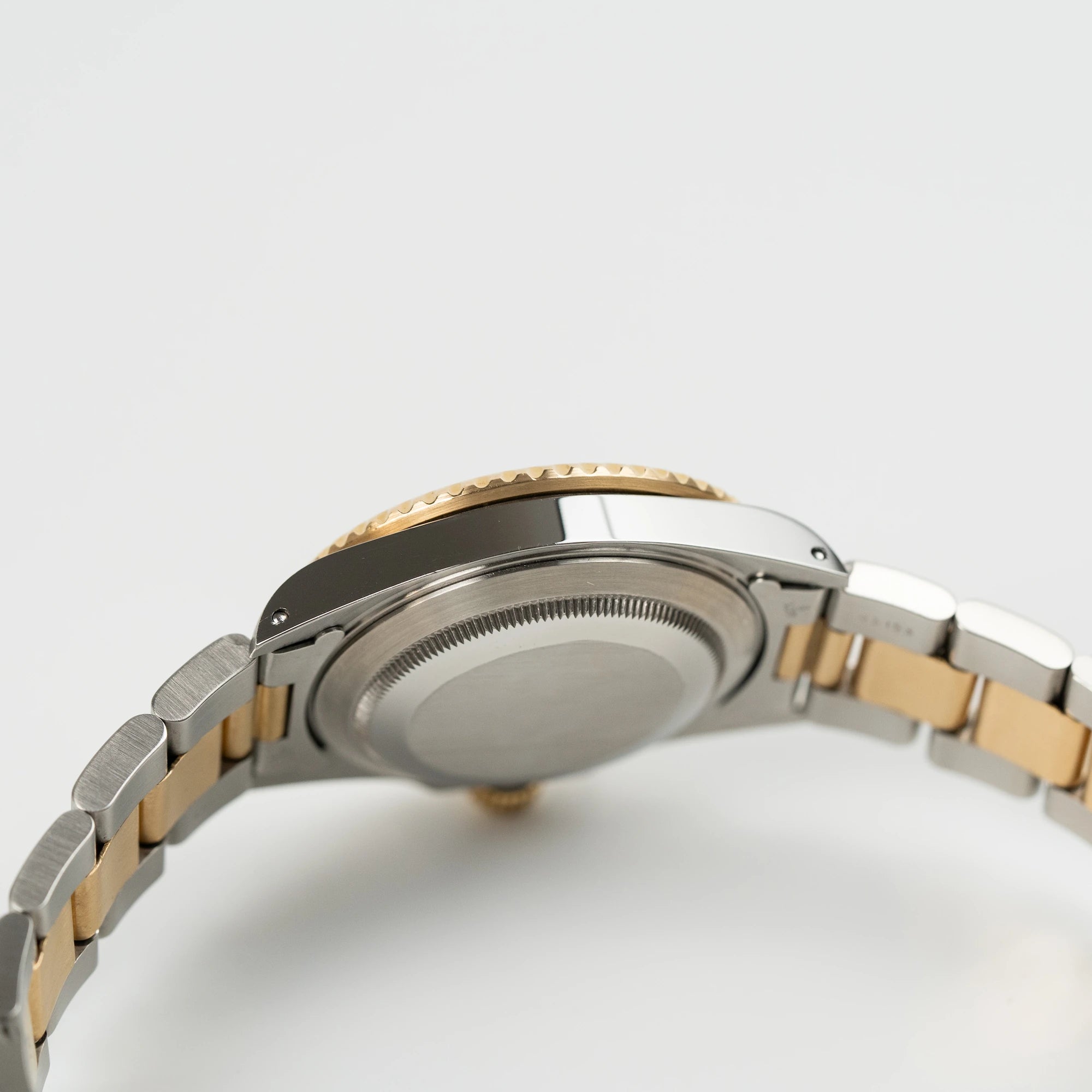 Seitliches Gehäuse und Gehäuseboden der Rolex Submariner Date "Bluesy" in Stahl-Gold