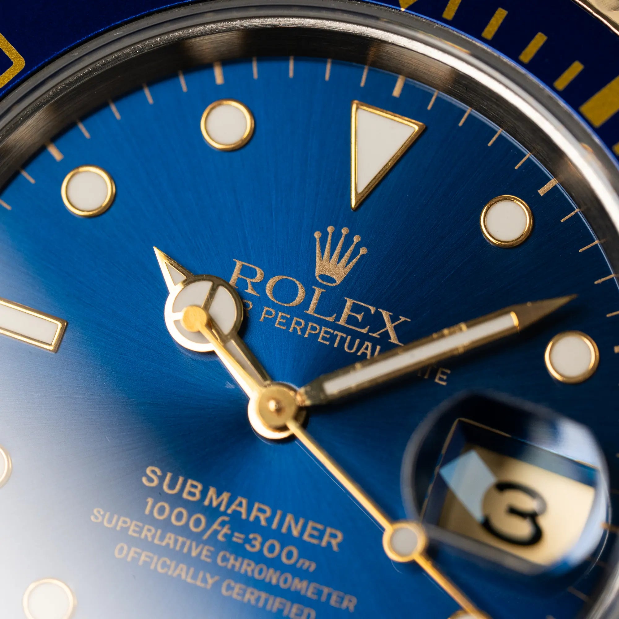Makroaufnahme des blauen Zifferblatts der Rolex Submariner Date "Bluesy" in Stahl-Gold (bicolor)
