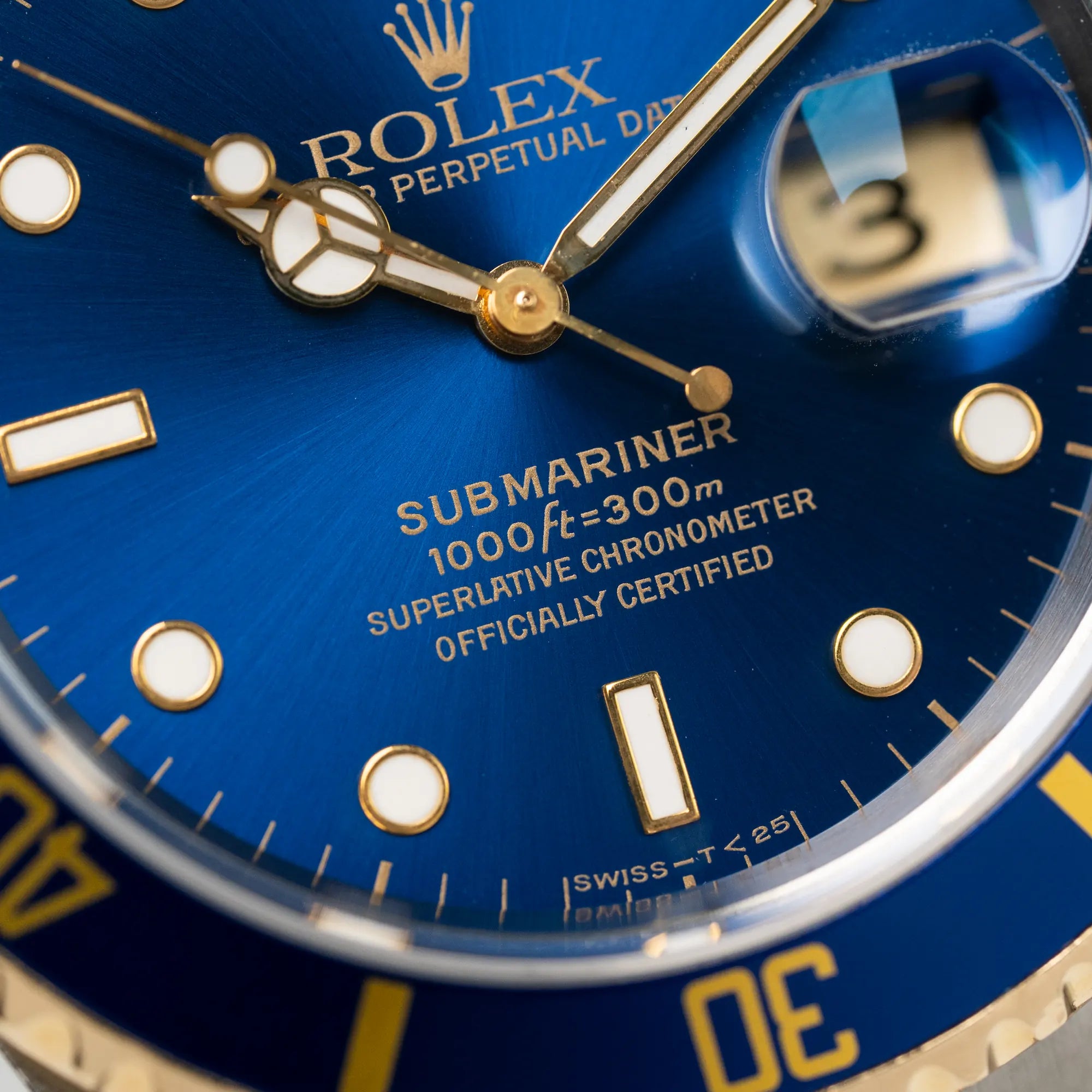 Makroaufnahme des blauen Zifferblatts und Lünette der Rolex Submariner Date "Bluesy" in Stahl-Gold
