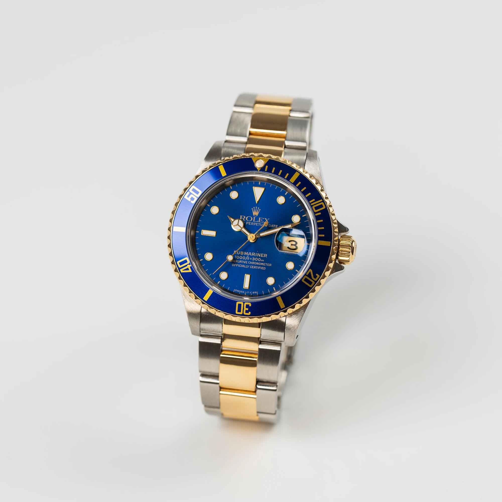 Leicht seitliche Ansicht der Rolex Submariner Date "Bluesy" in Stahl-Gold mit blauem Zifferblatt und Lünette
