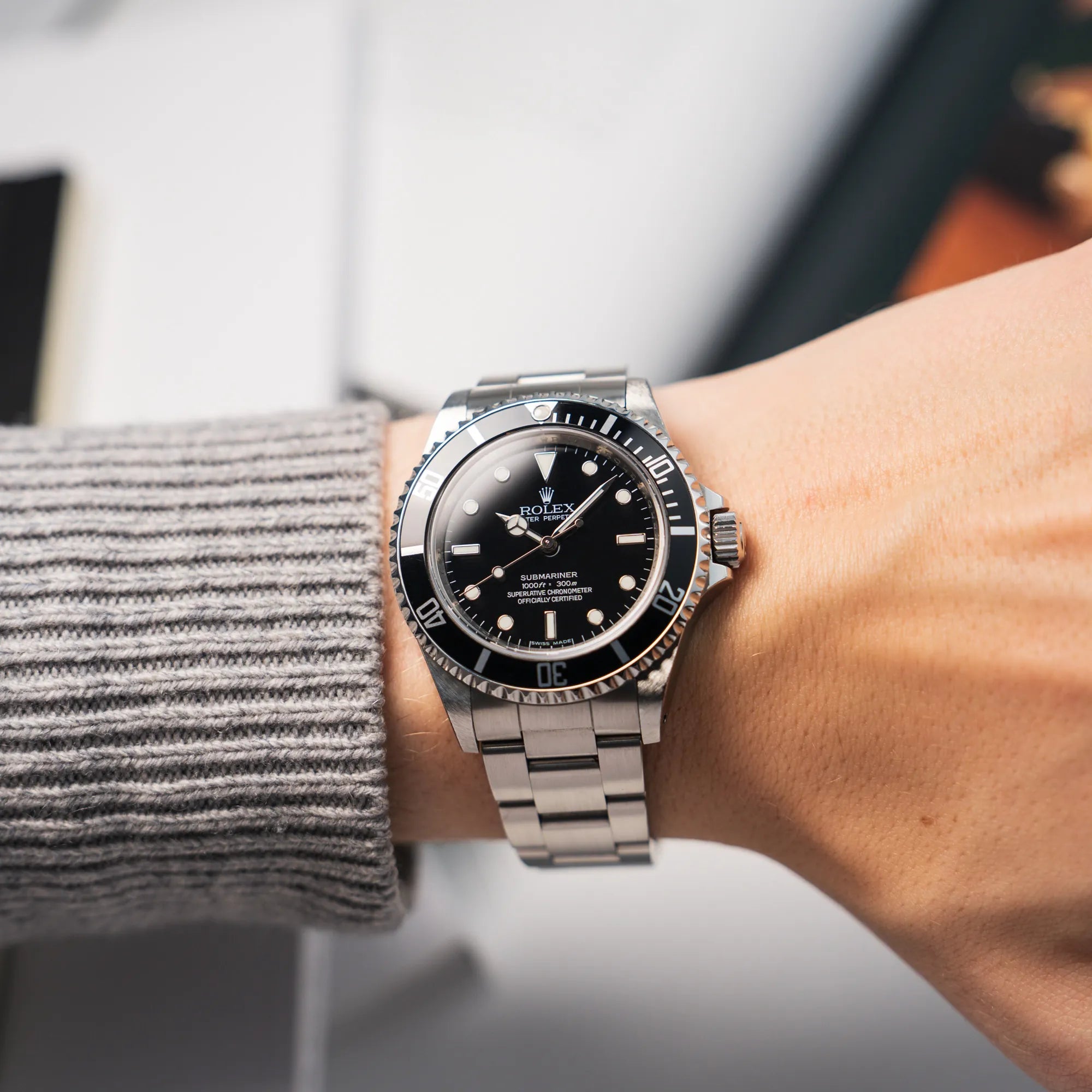 Wristshot mit der Rolex Submariner NoDate 14060M in Schwarz an einem Männerhandgelenk