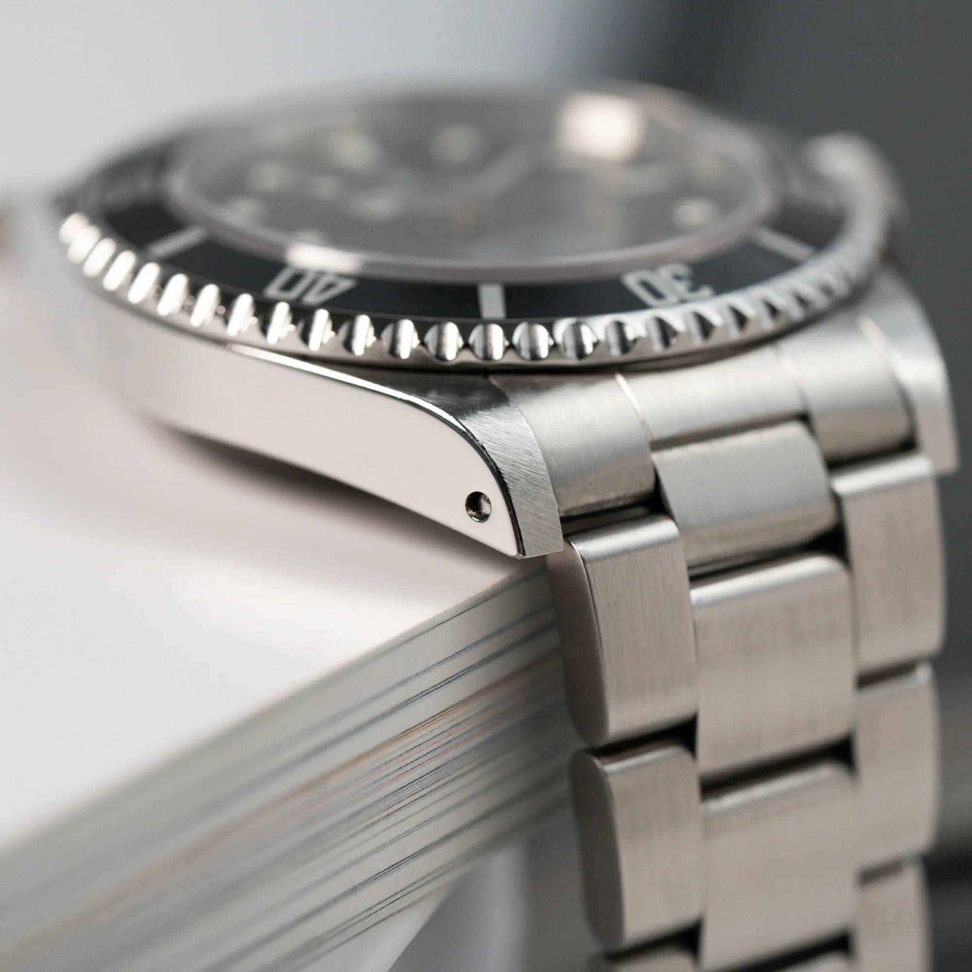 Detailaufnahme der Bandanstöße der Rolex Submariner NoDate 14060M in Schwarz