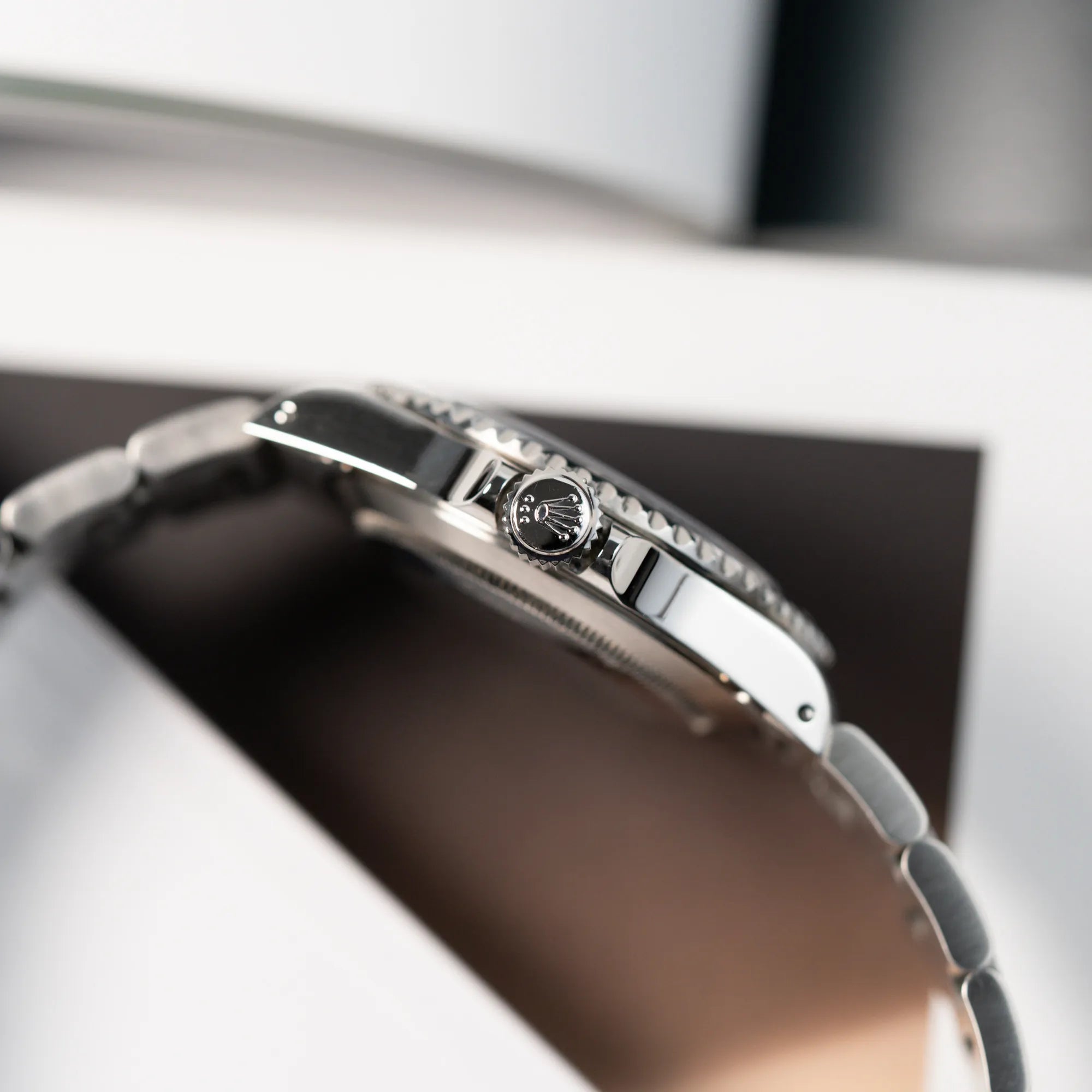 Detailaufnahme der Krone der Rolex Submariner NoDate 14060M in Schwarz