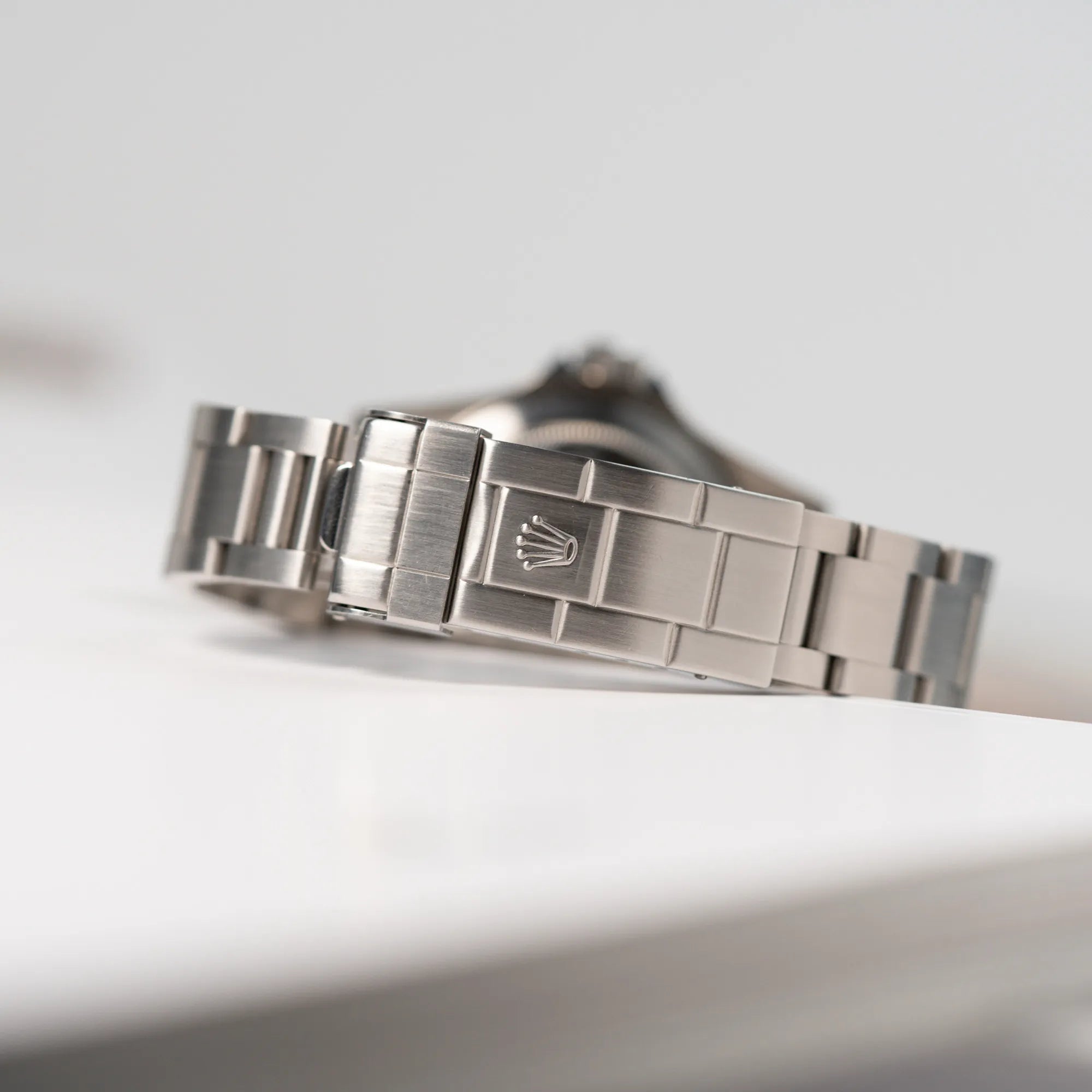 Detailaufnahme der Flatschliesse mit Taucher-Sicherung der Rolex Submariner NoDate 14060M in Schwarz