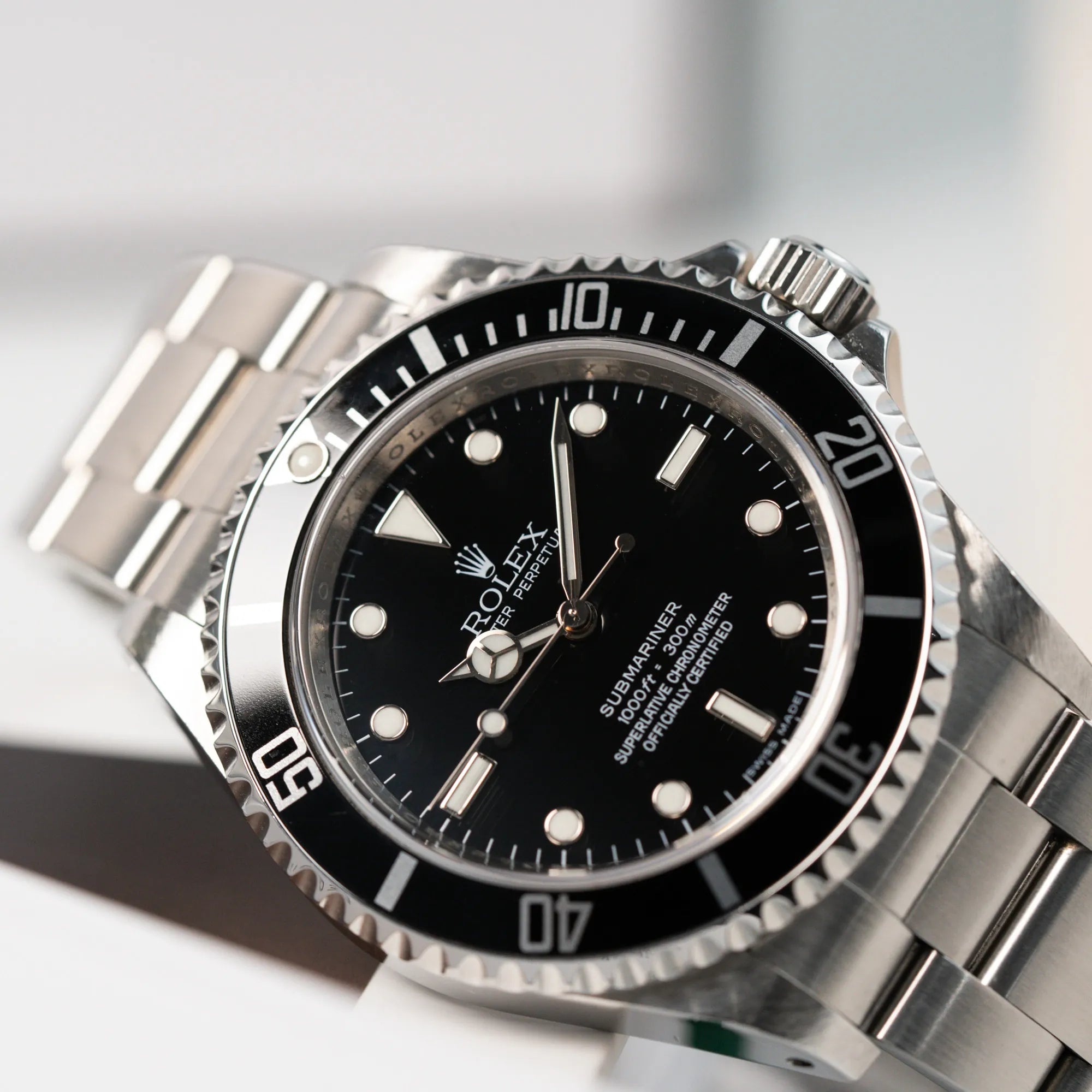 Produktfotografie der Rolex Submariner NoDate 14060M in Schwarz in einem schrägen Winkel